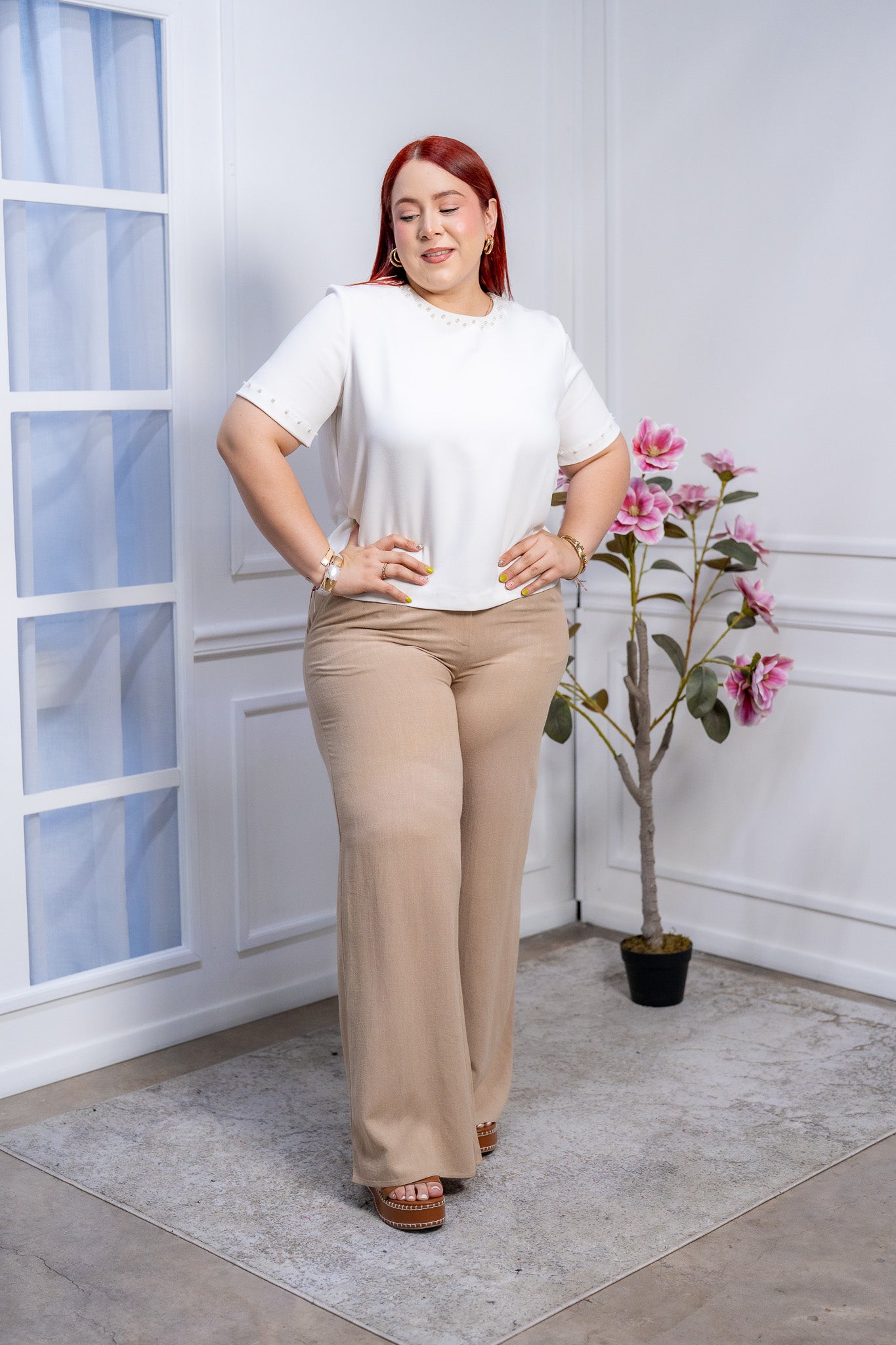 Blusa Curvy Marfil con Perlas en Cuello y Mangas | Elegancia Detallada