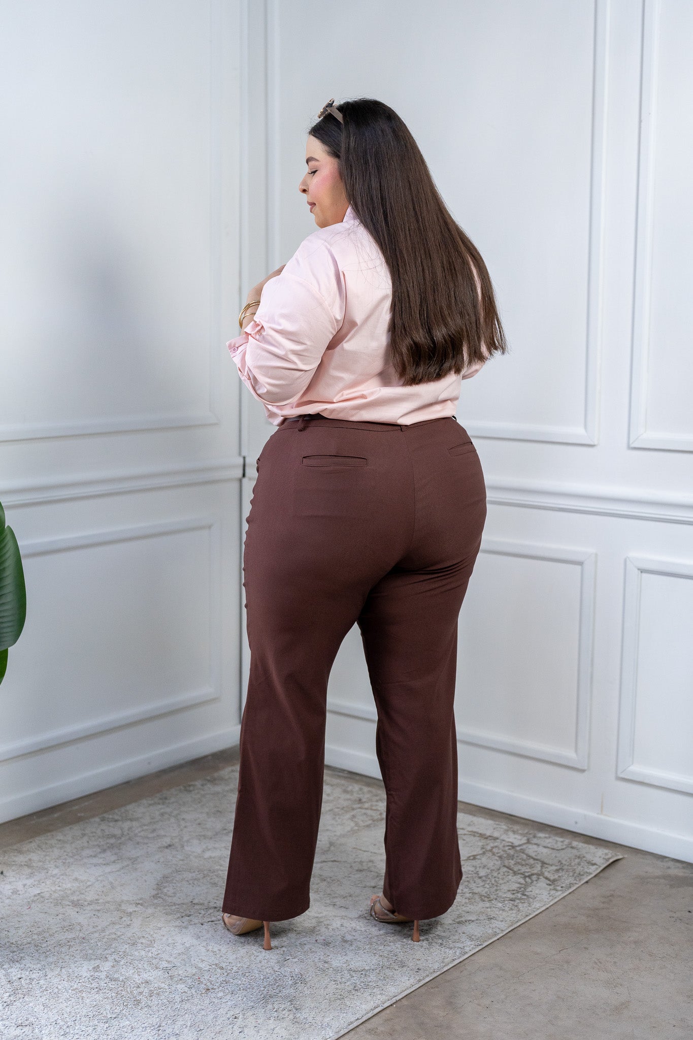 Pantalón Curvy Recto Vestir Café con Cinto Realza Glúteos