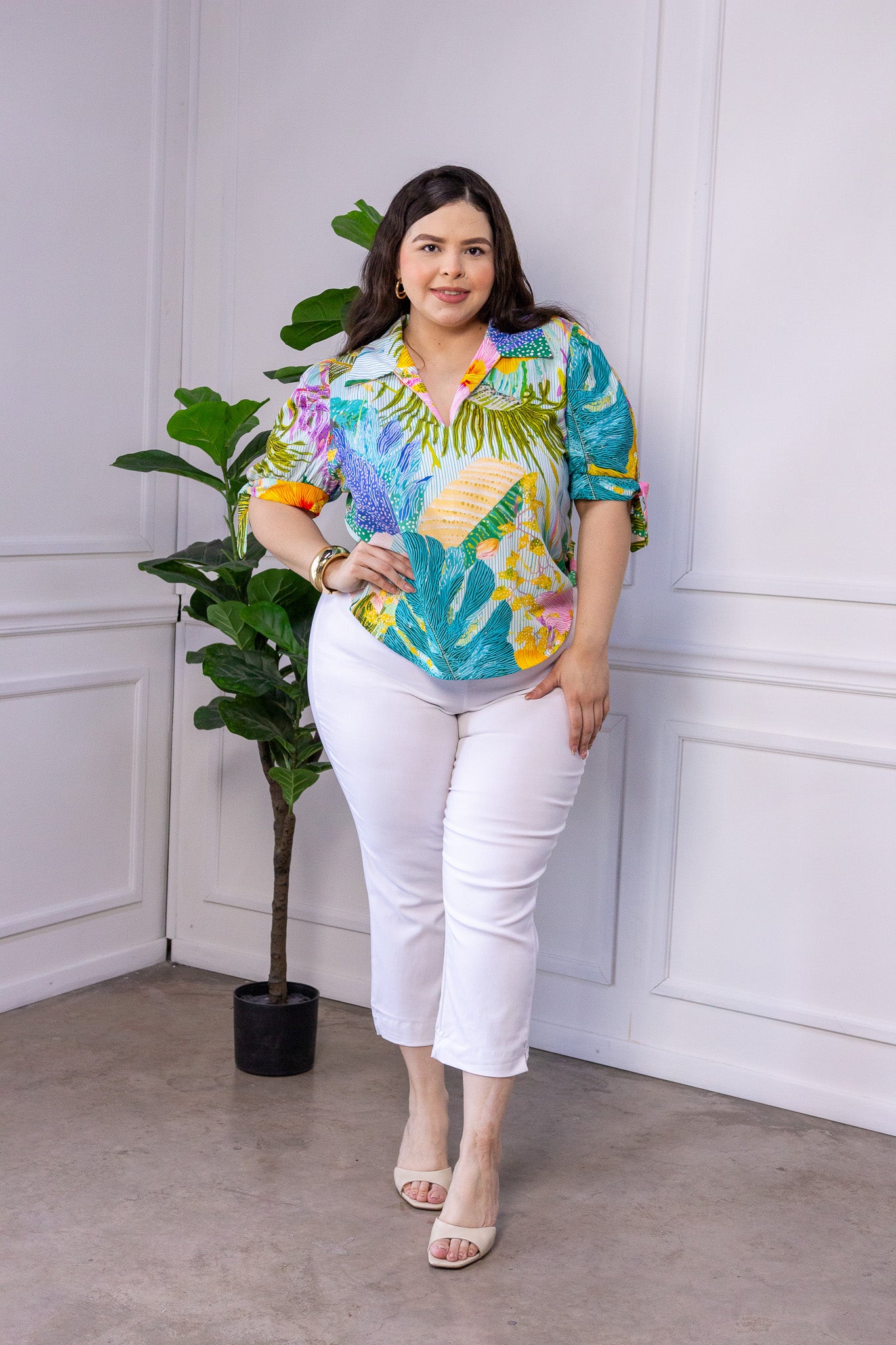 Blusa Curvy Estampado Tropical Cuello V Manga Corta