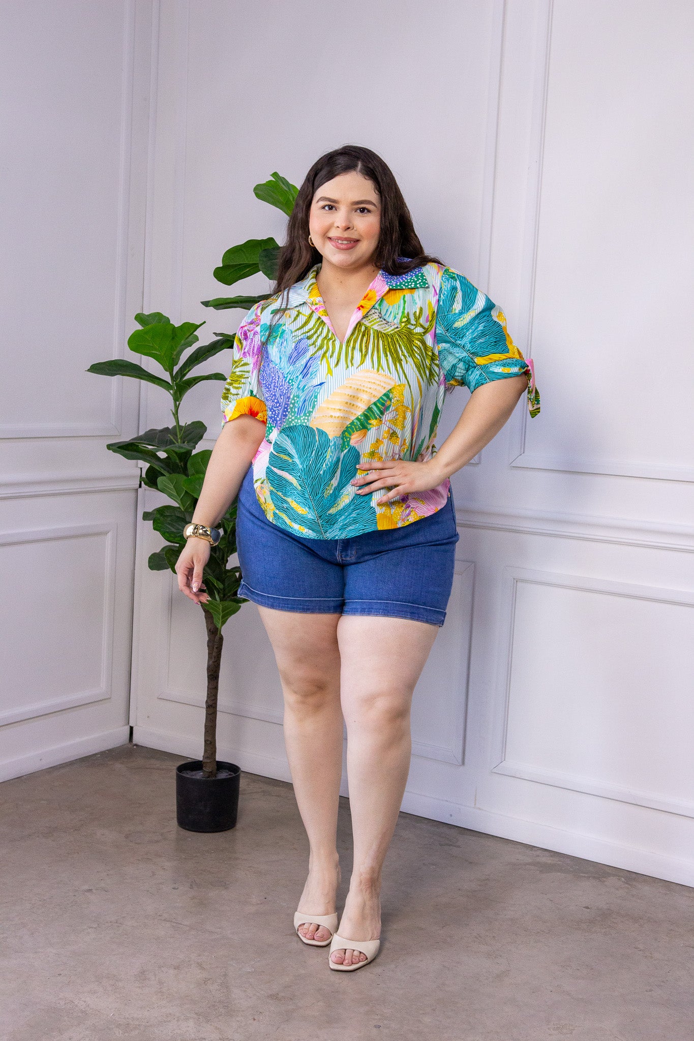 Blusa Curvy Estampado Tropical Cuello V Manga Corta