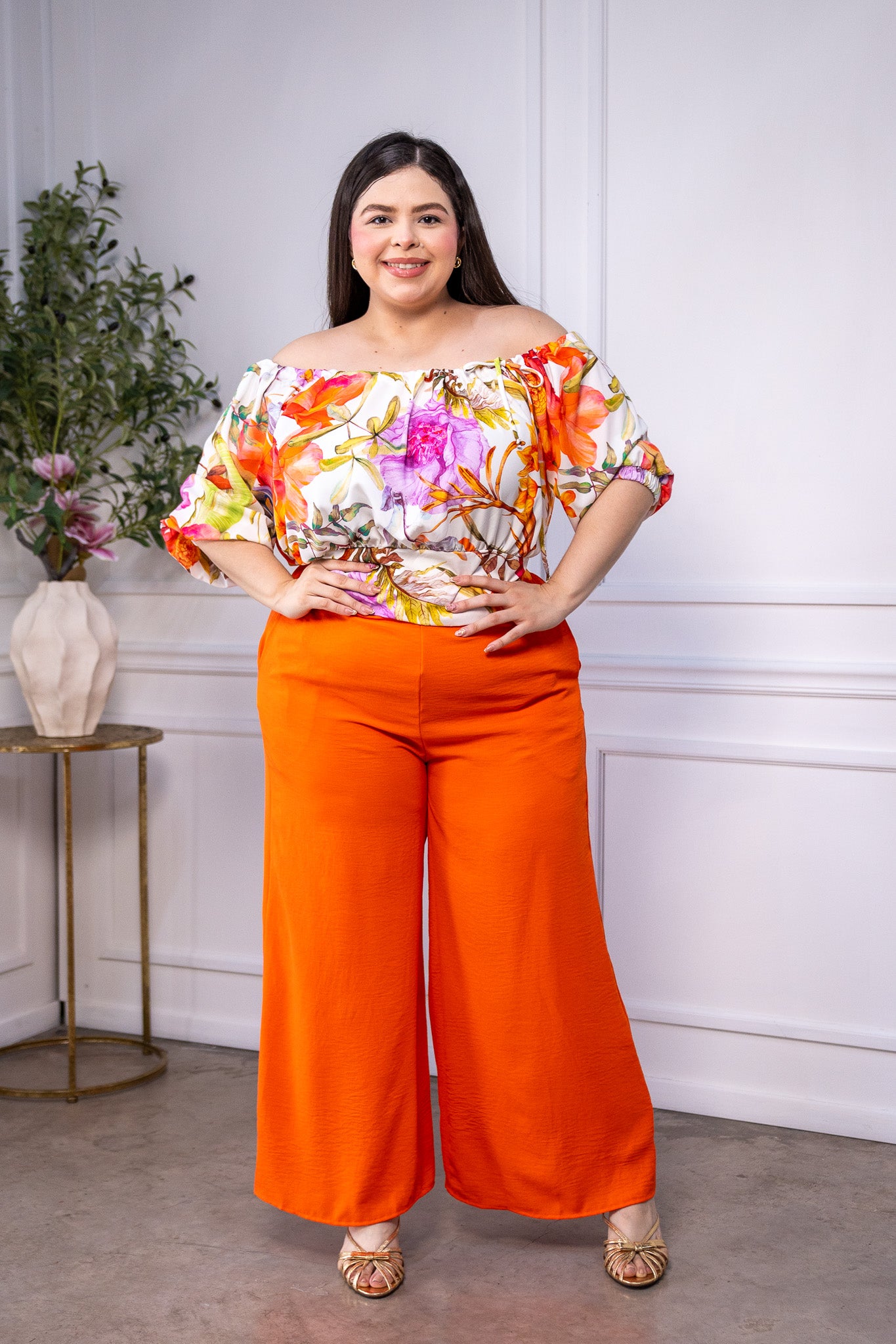 Blusa Curvy Off Shoulder Crop Floral Tropical Ivory