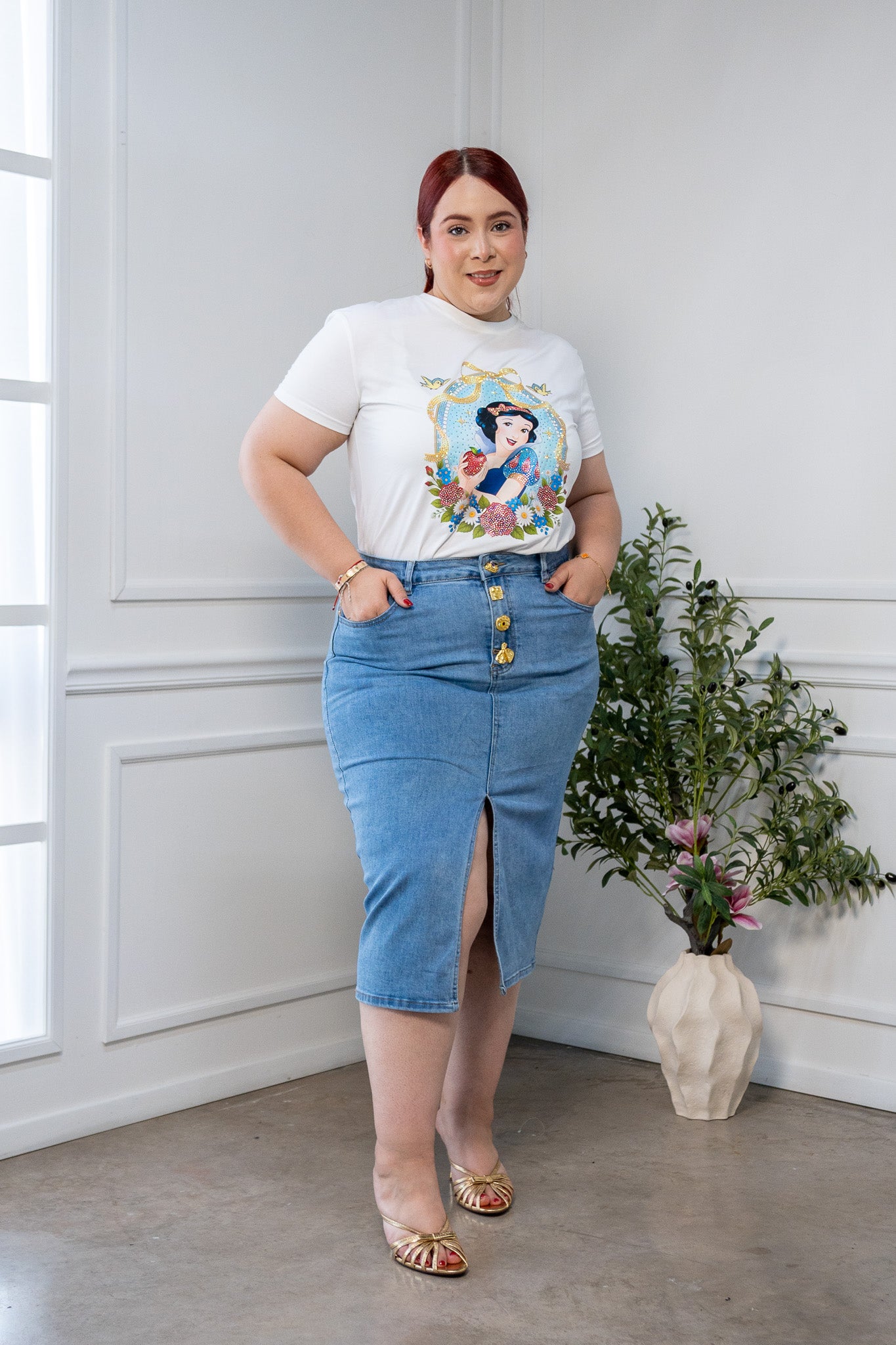 Playera Curvy Manga Corta Cuello V Blanca Nieves Print Cameo con Cristales Blanco