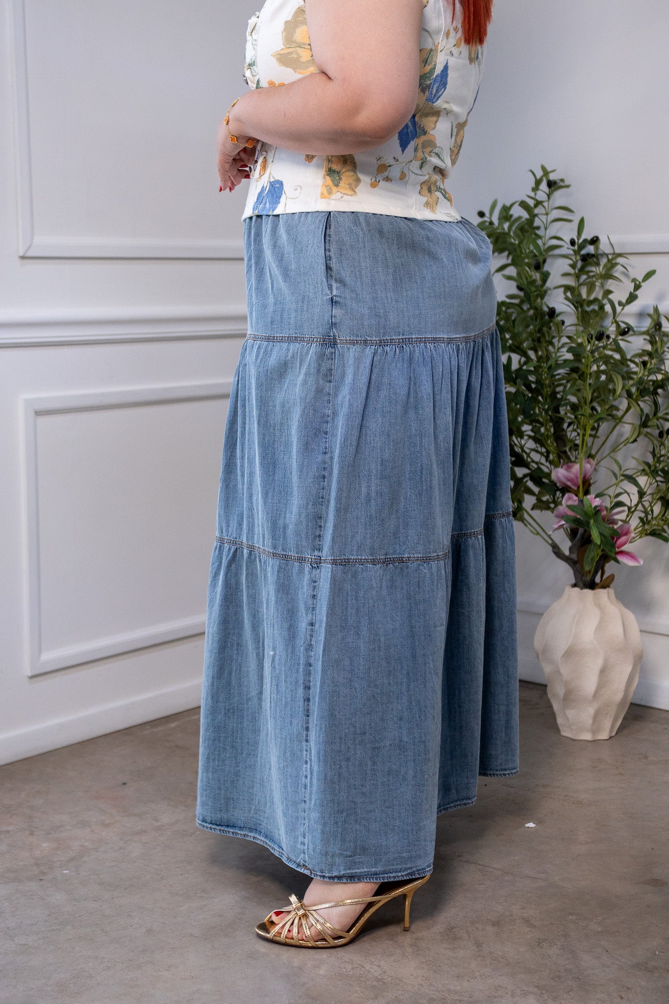 Falda Maxi Curvy de Mezclilla con Vuelo y Niveles Escalonados
