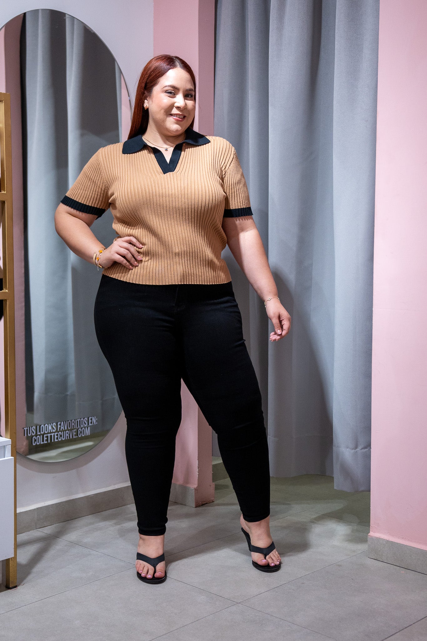 Blusa Polo Lisa con Cuello Curvy Beige