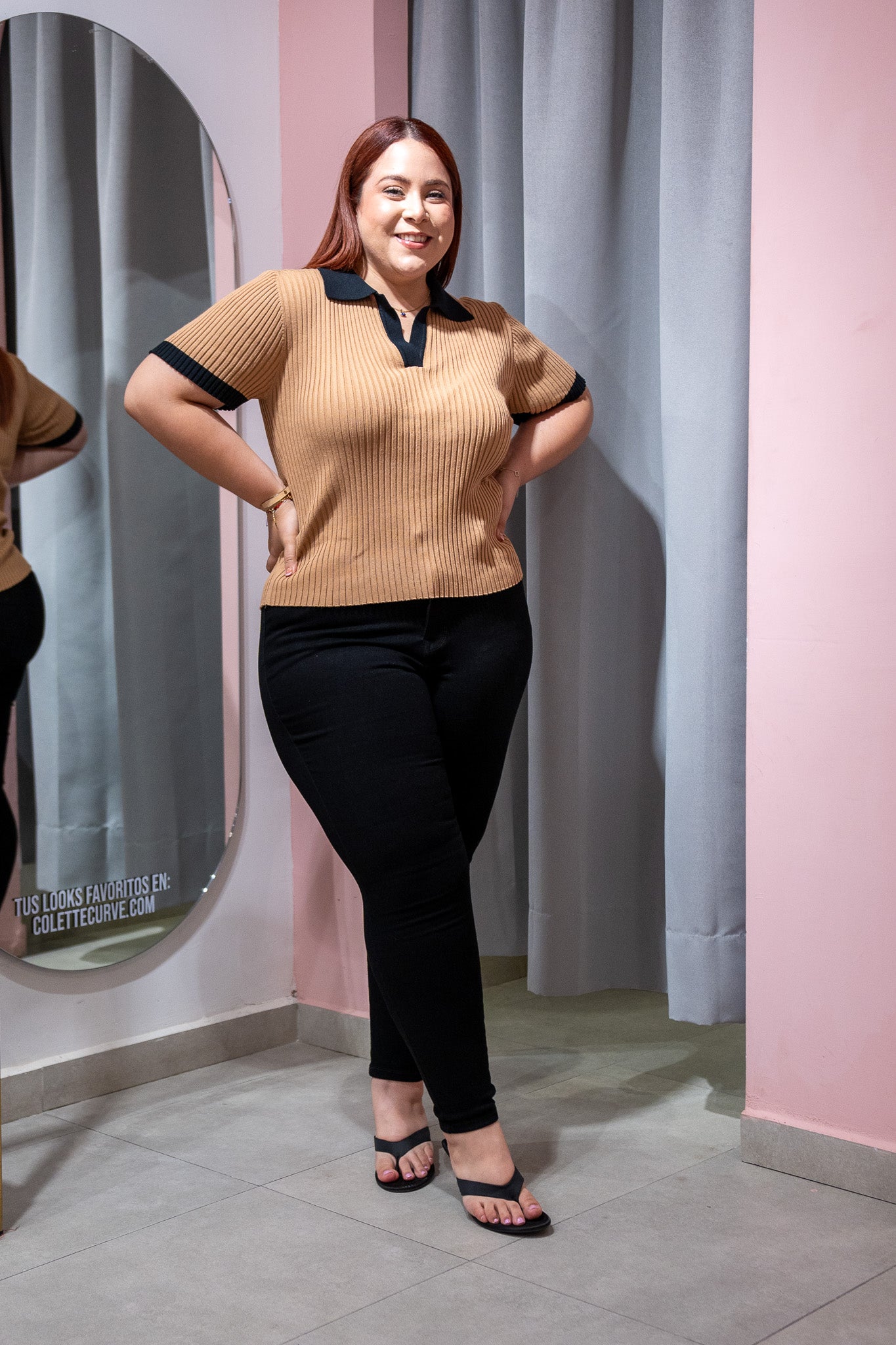 Blusa Polo Lisa con Cuello Curvy Beige