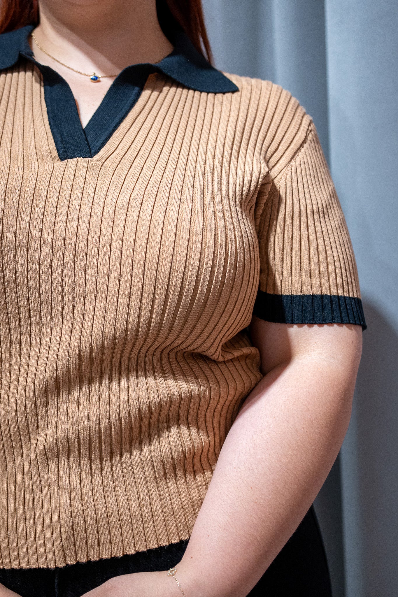 Blusa Polo Lisa con Cuello Curvy Beige