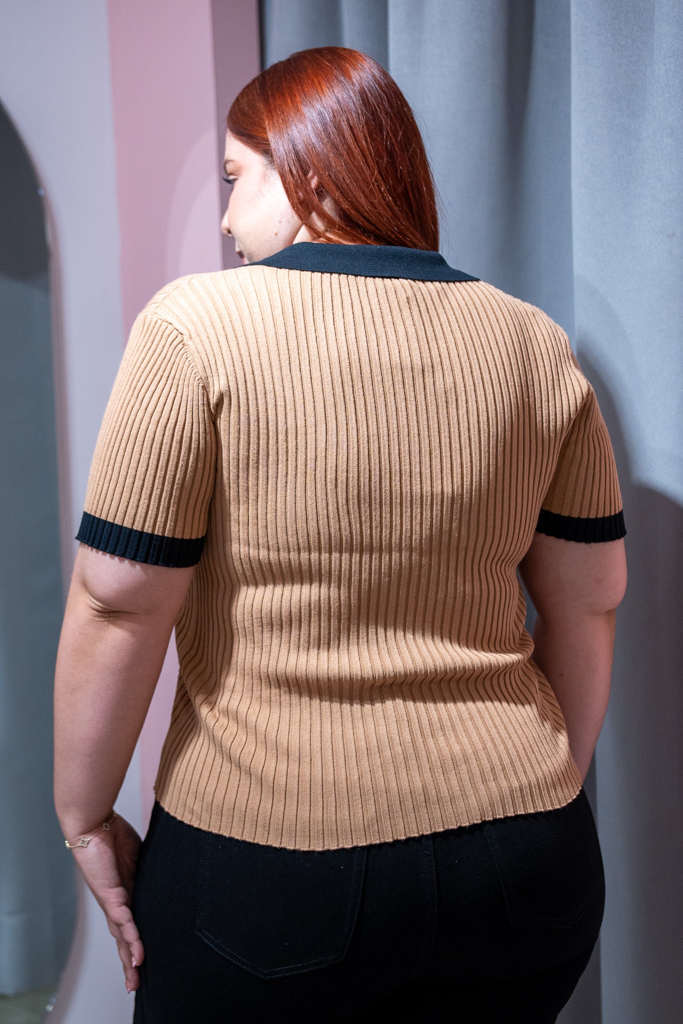Blusa Polo Lisa con Cuello Curvy Beige