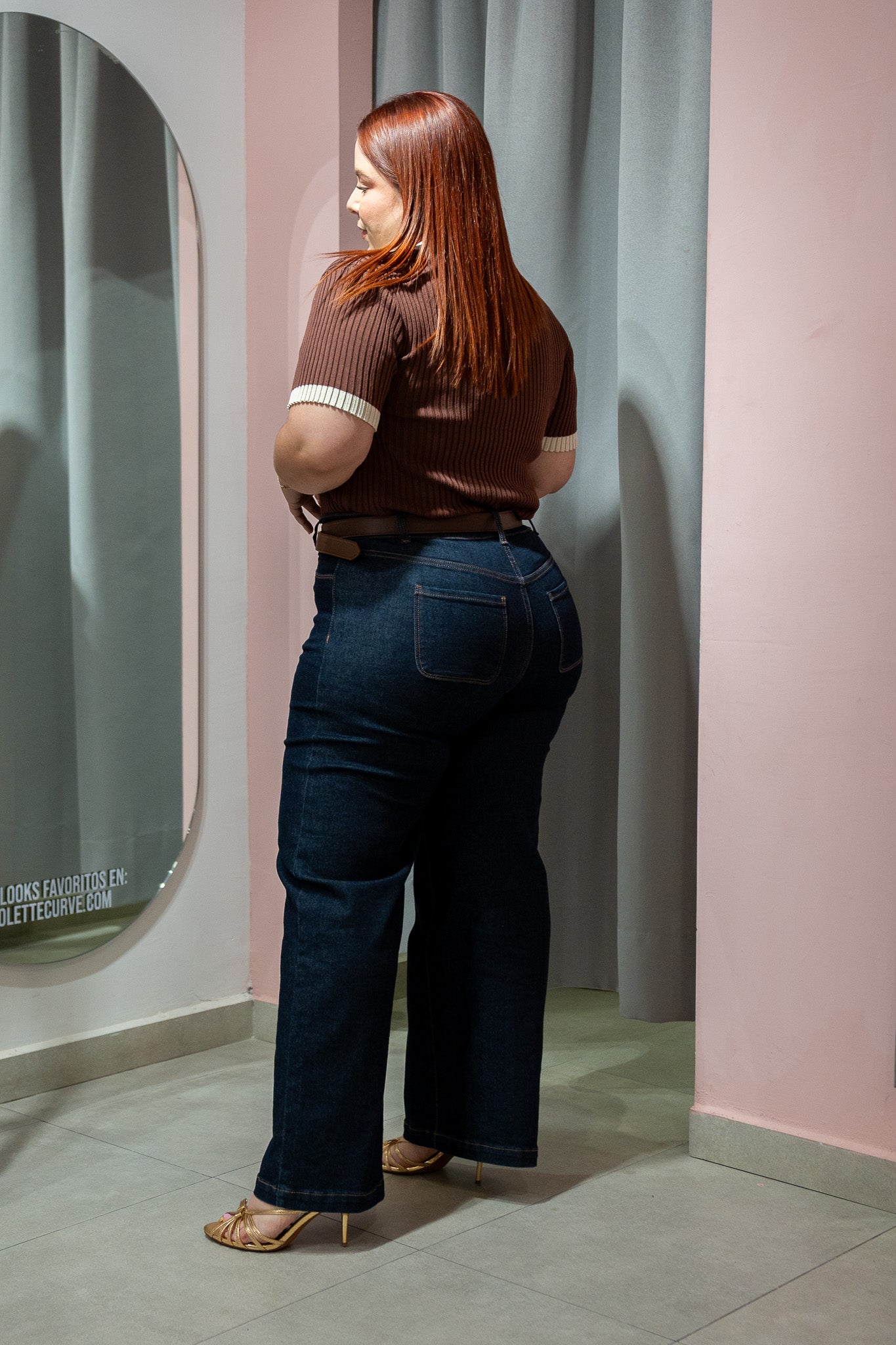 Blusa Polo Lisa con Cuello Curvy Café