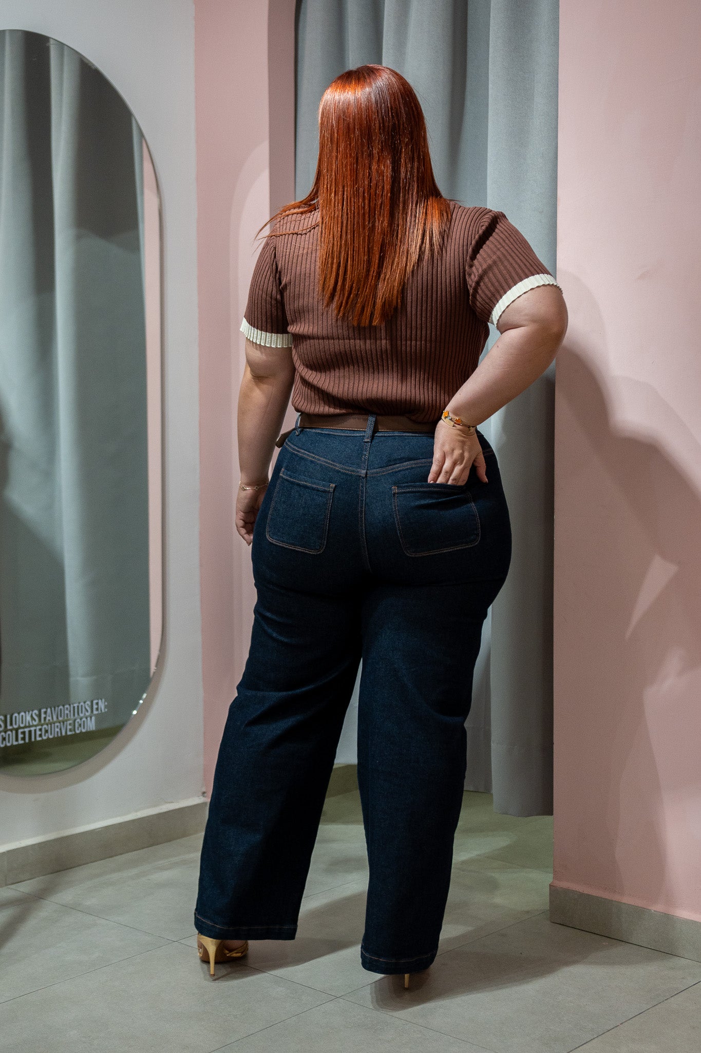 Blusa Polo Lisa con Cuello Curvy Café