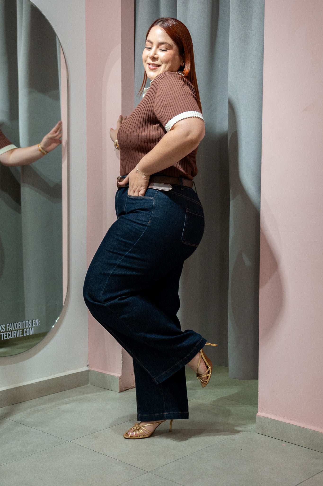 Blusa Polo Lisa con Cuello Curvy Café
