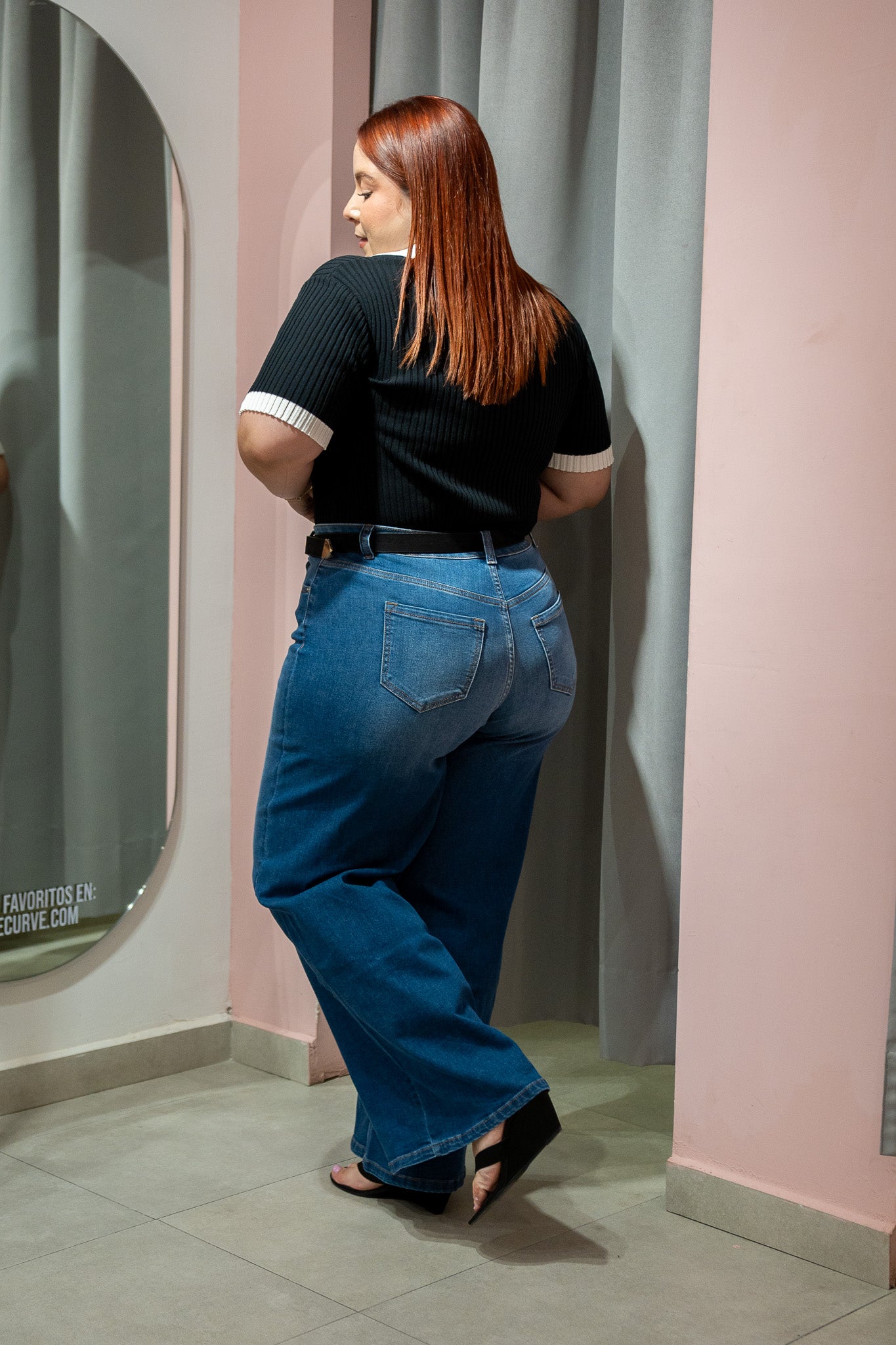 Blusa Polo Lisa con Cuello Curvy Negro