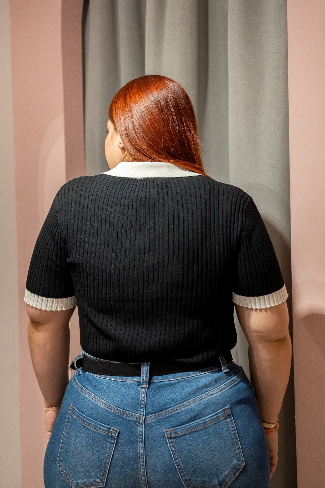 Blusa Polo Lisa con Cuello Curvy Negro