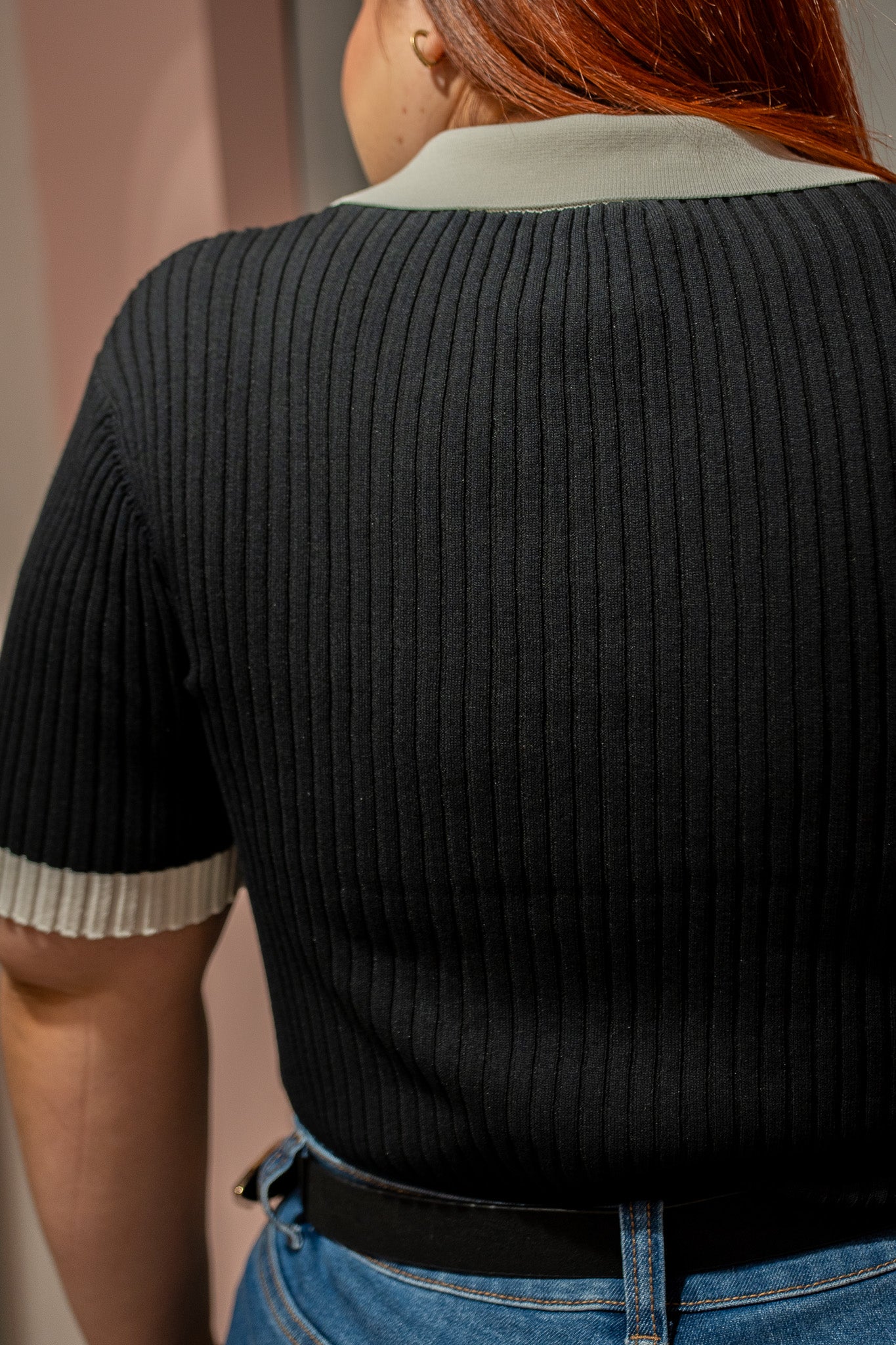 Blusa Polo Lisa con Cuello Curvy Negro