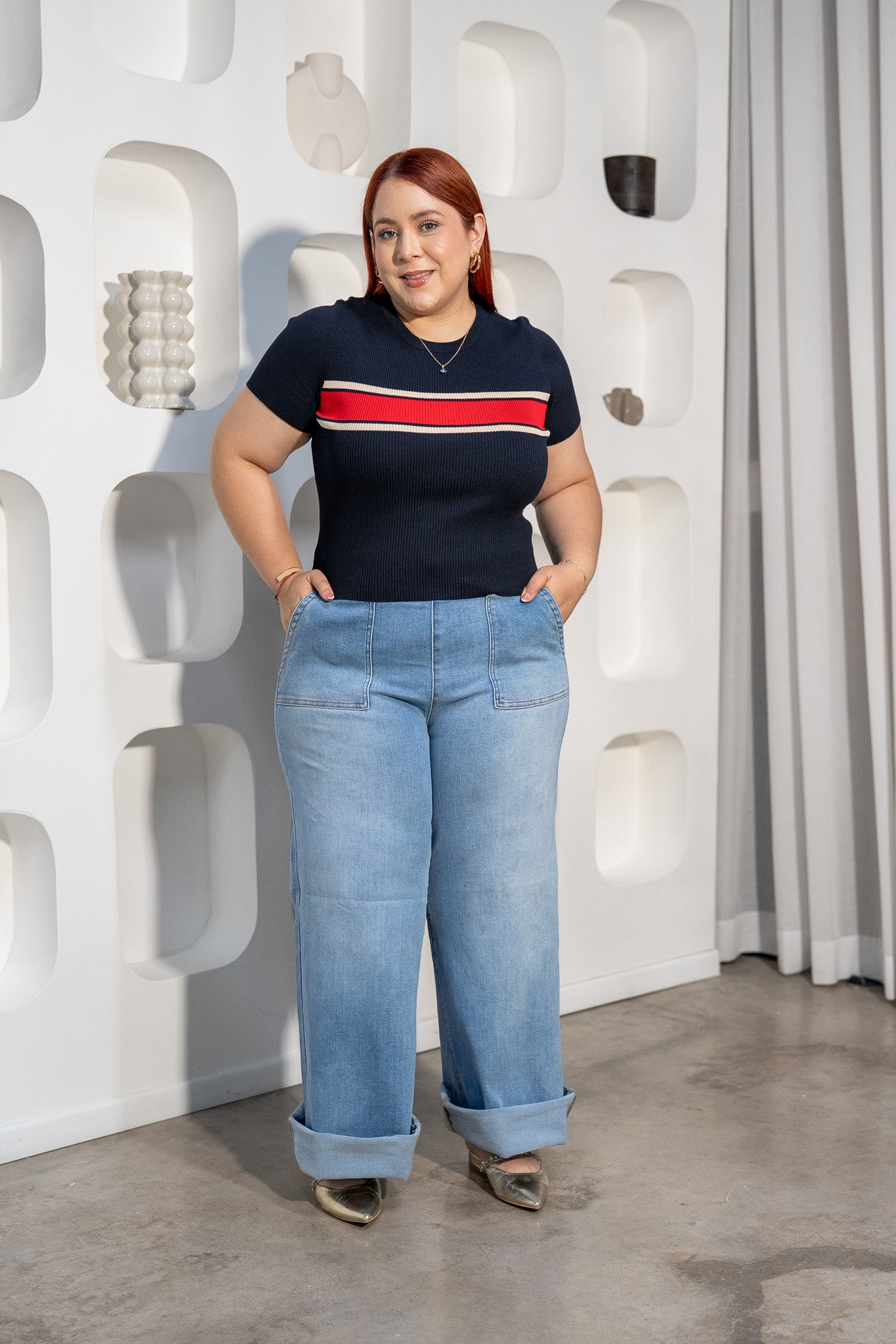 Jeans curvy tiro alto azul claro que estiliza, vista frontal