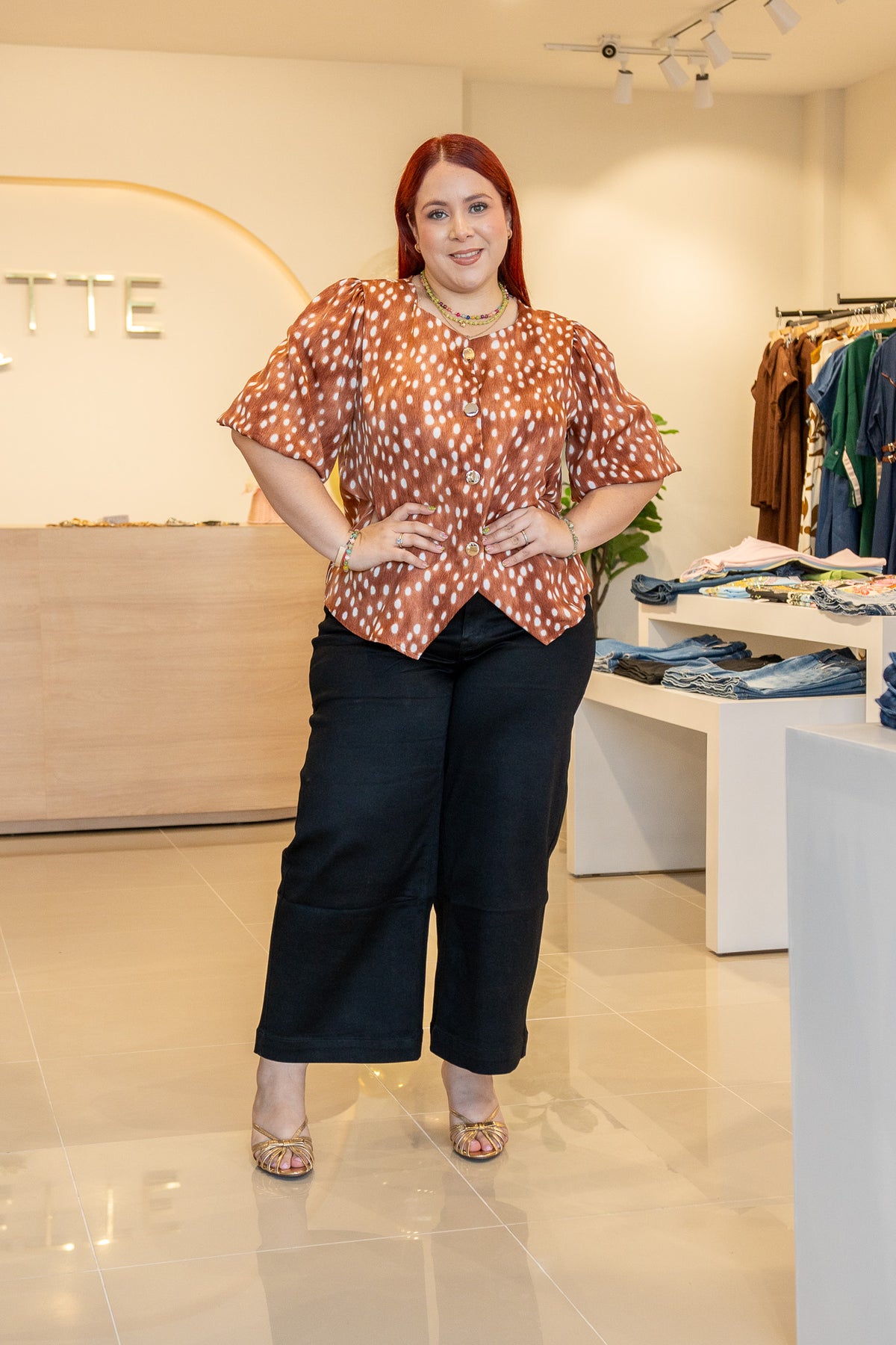 Blusa Curvy Satín Bambi Botones Dorados Café
