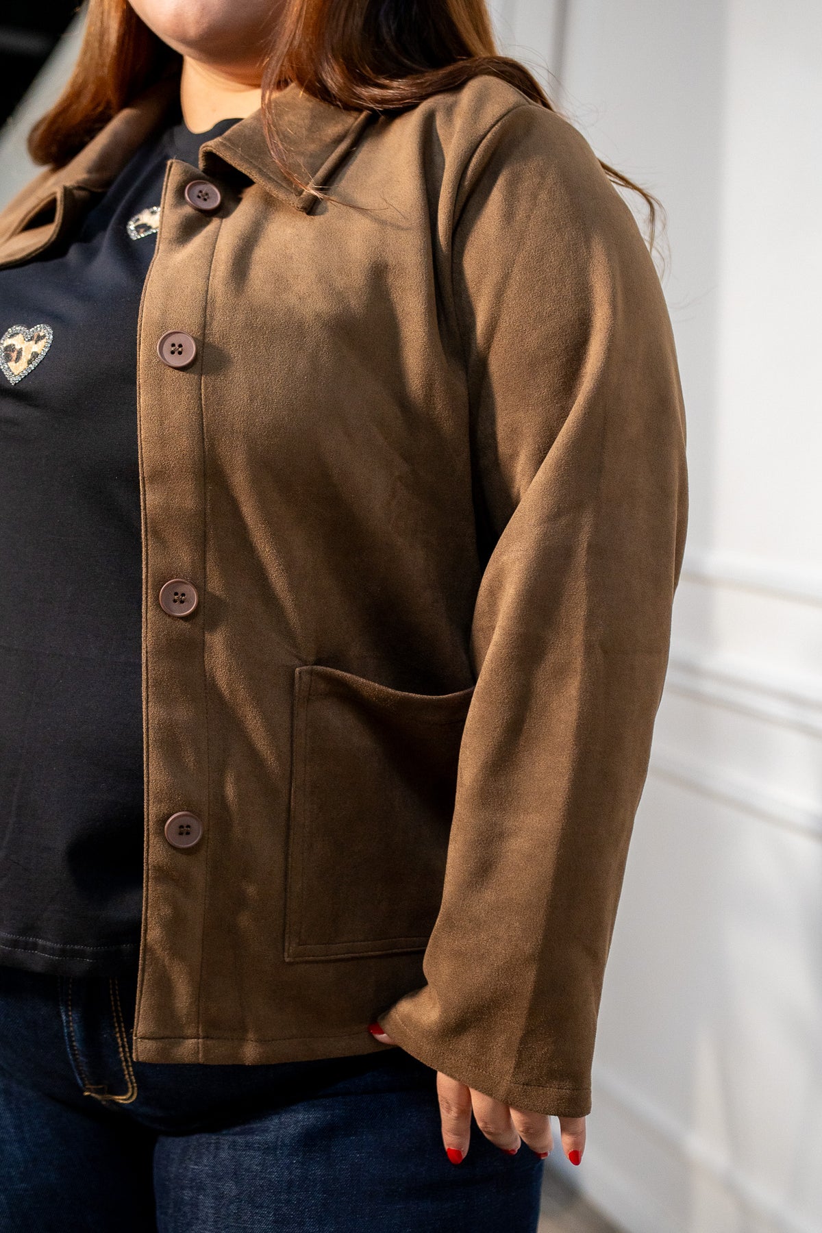 Chaqueta Curvy Gamuza Café Botones y Bolsillos