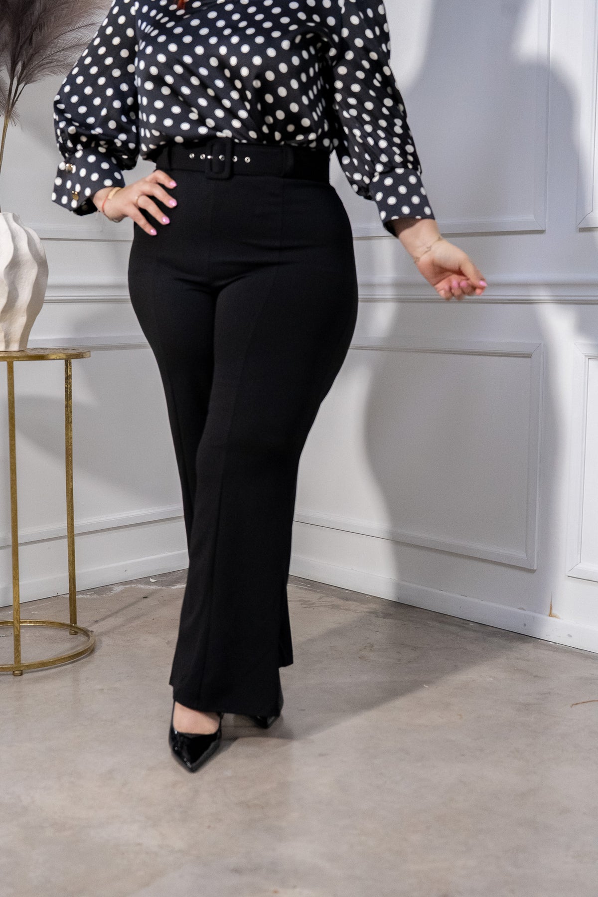 Pantalón Curvy Ancho Tiro Alto con Cinto Negro