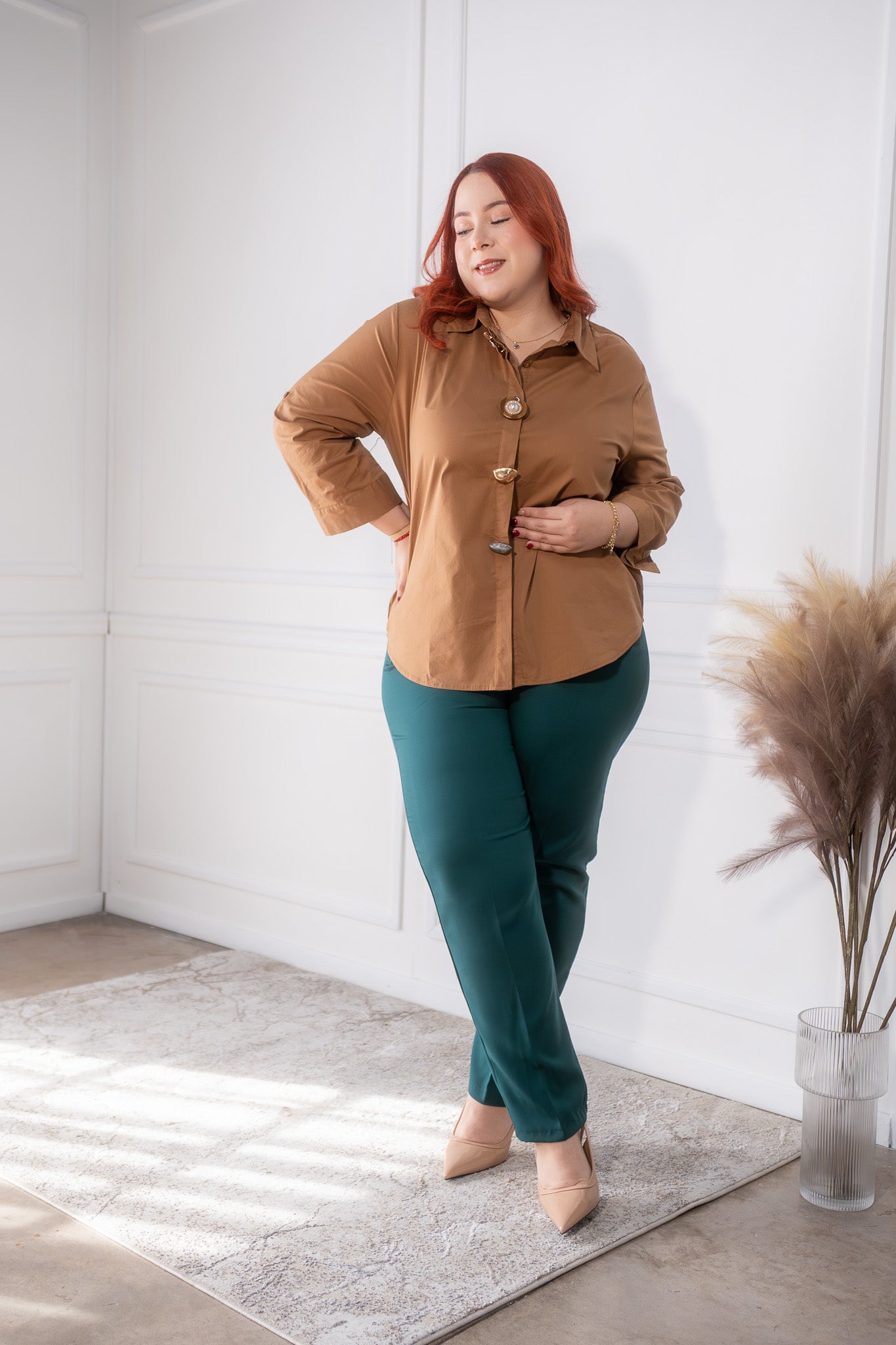 Camisa detalles botones cafe