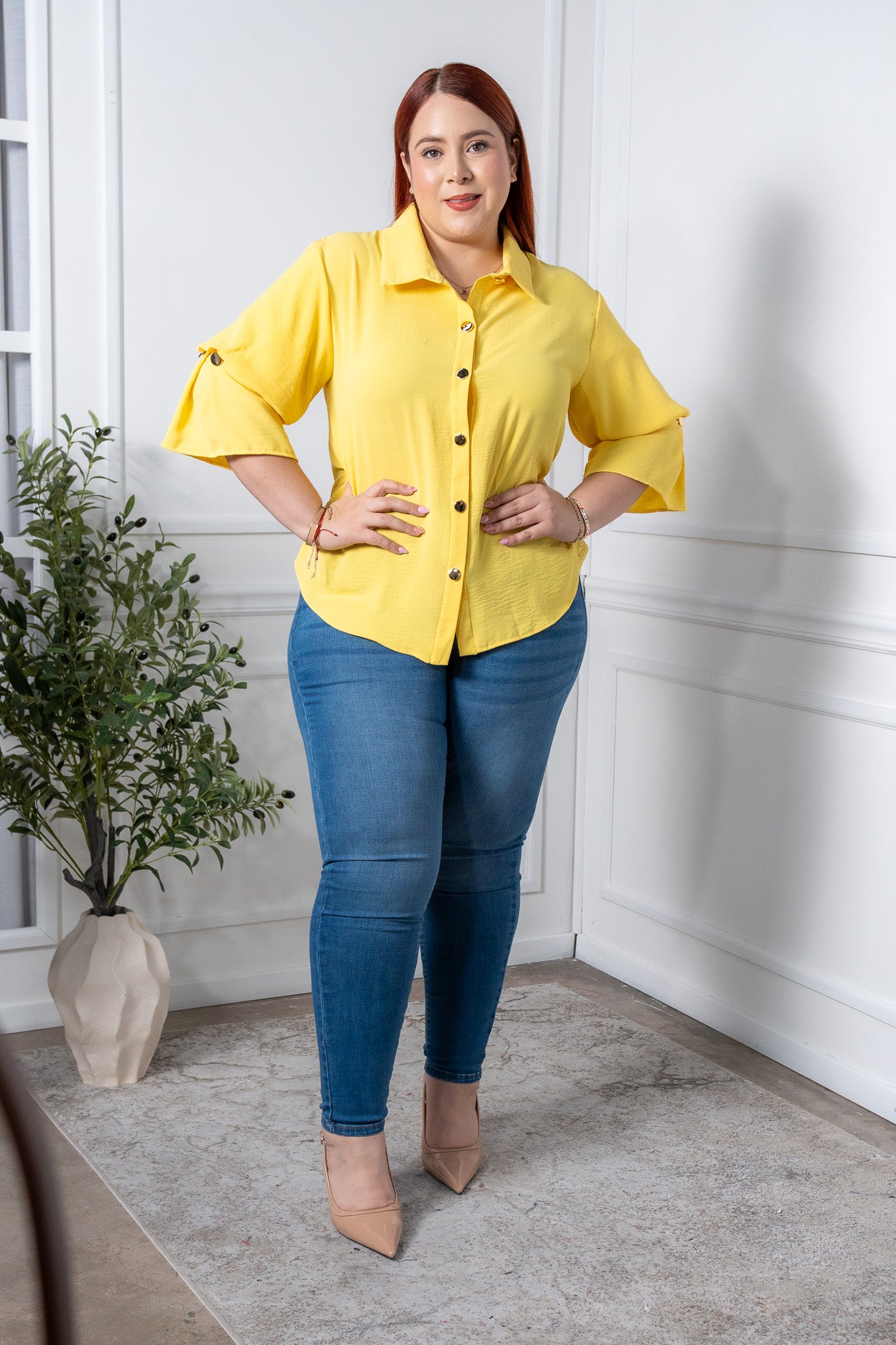 Blusa lisa detalles manga amarilla