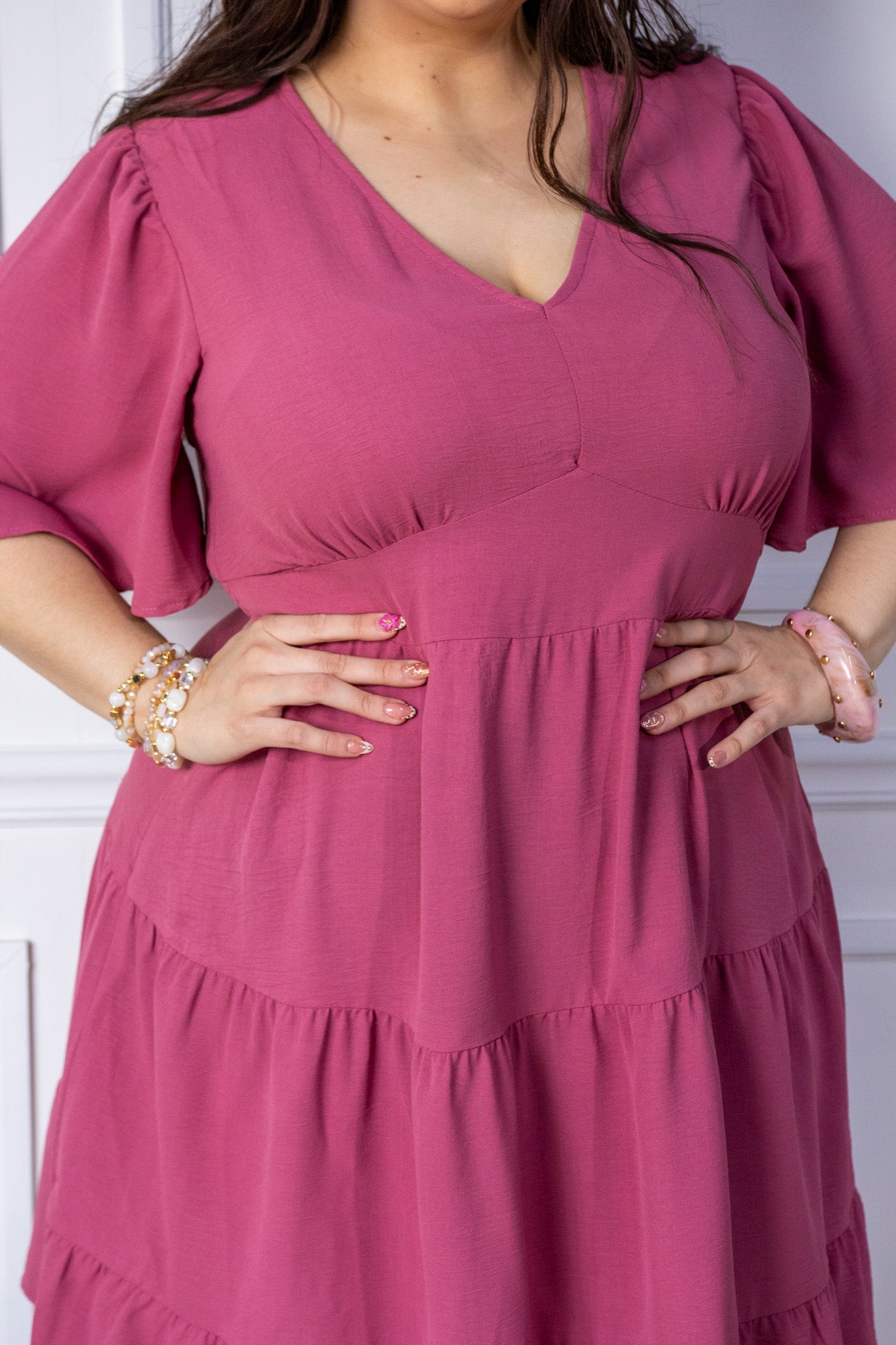 Vestido Curvy Corto con Holanes Cascada Manga Globo Rosa Fucsia