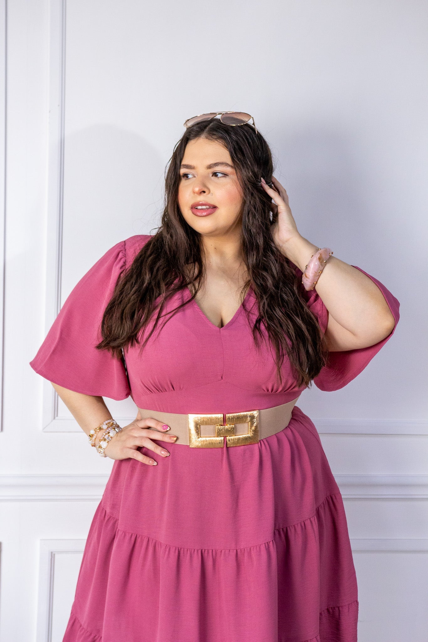 Vestido Curvy Corto con Holanes Cascada Manga Globo Rosa Fucsia