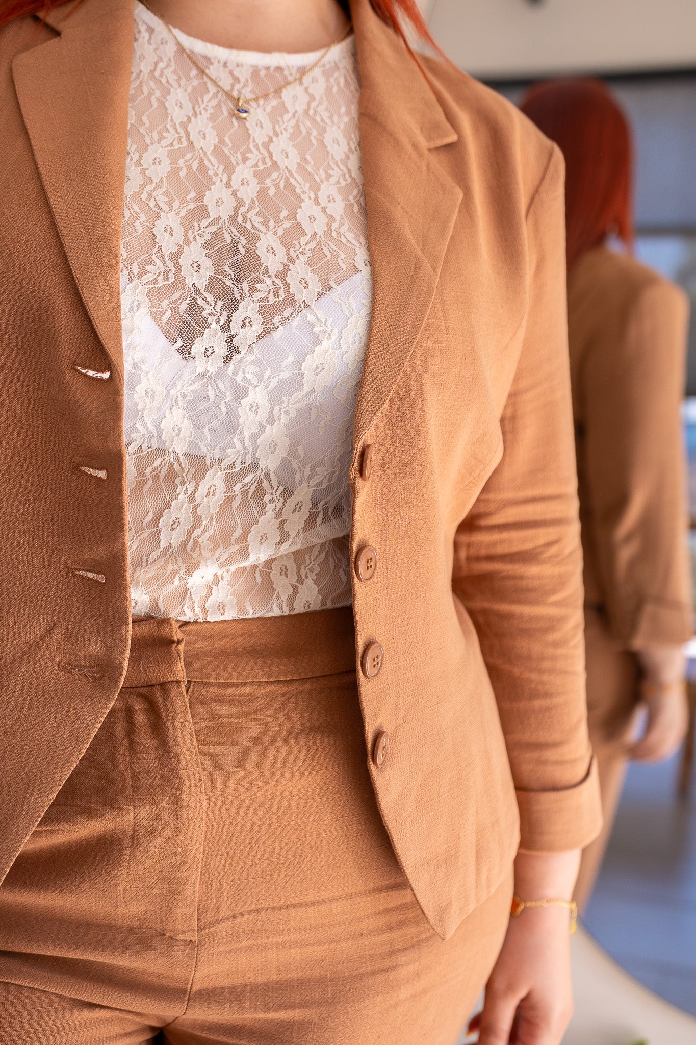 Set Curvy Blazer y Pantalón Palazzo Lino Lazo Espalda Camel