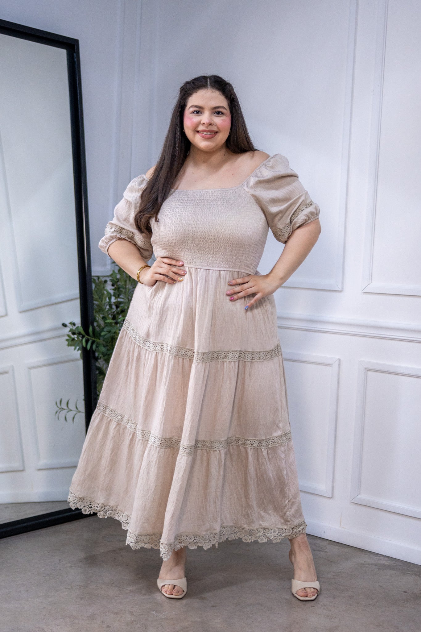 Maxi Vestido Curvy Escote Cuadrado Resorte Manga Abullonada Beige