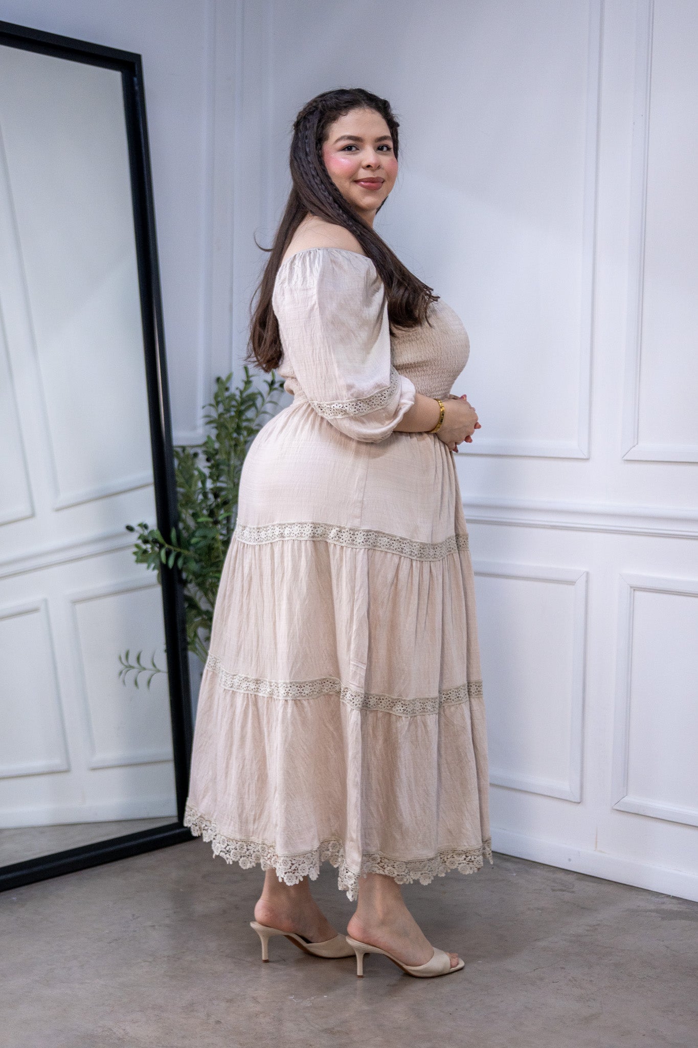 Maxi Vestido Curvy Escote Cuadrado Resorte Manga Abullonada Beige
