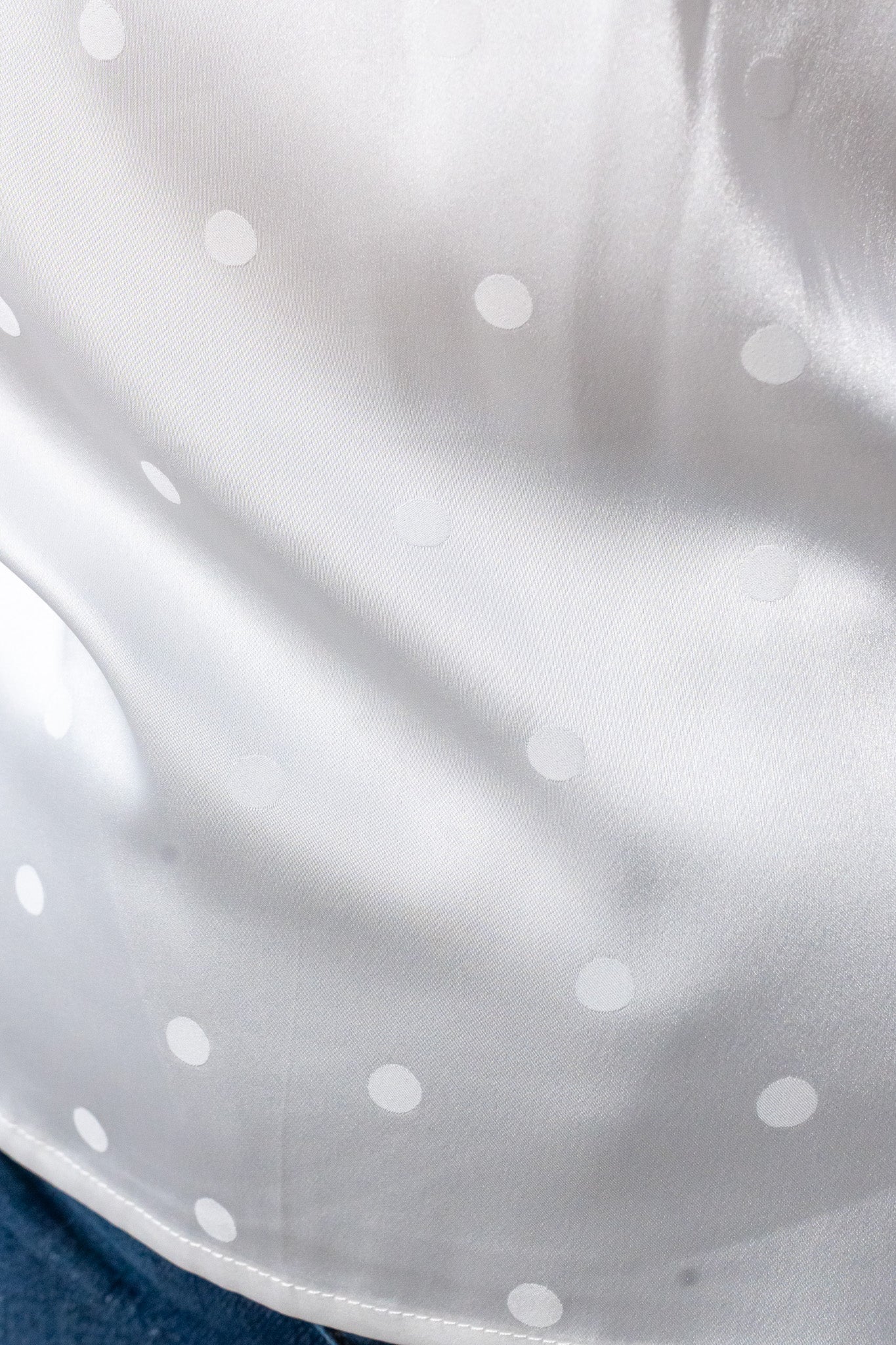 Modelo curvy usando Blusa Curvy Satin Polka Dots Ivory, talla extra plus size