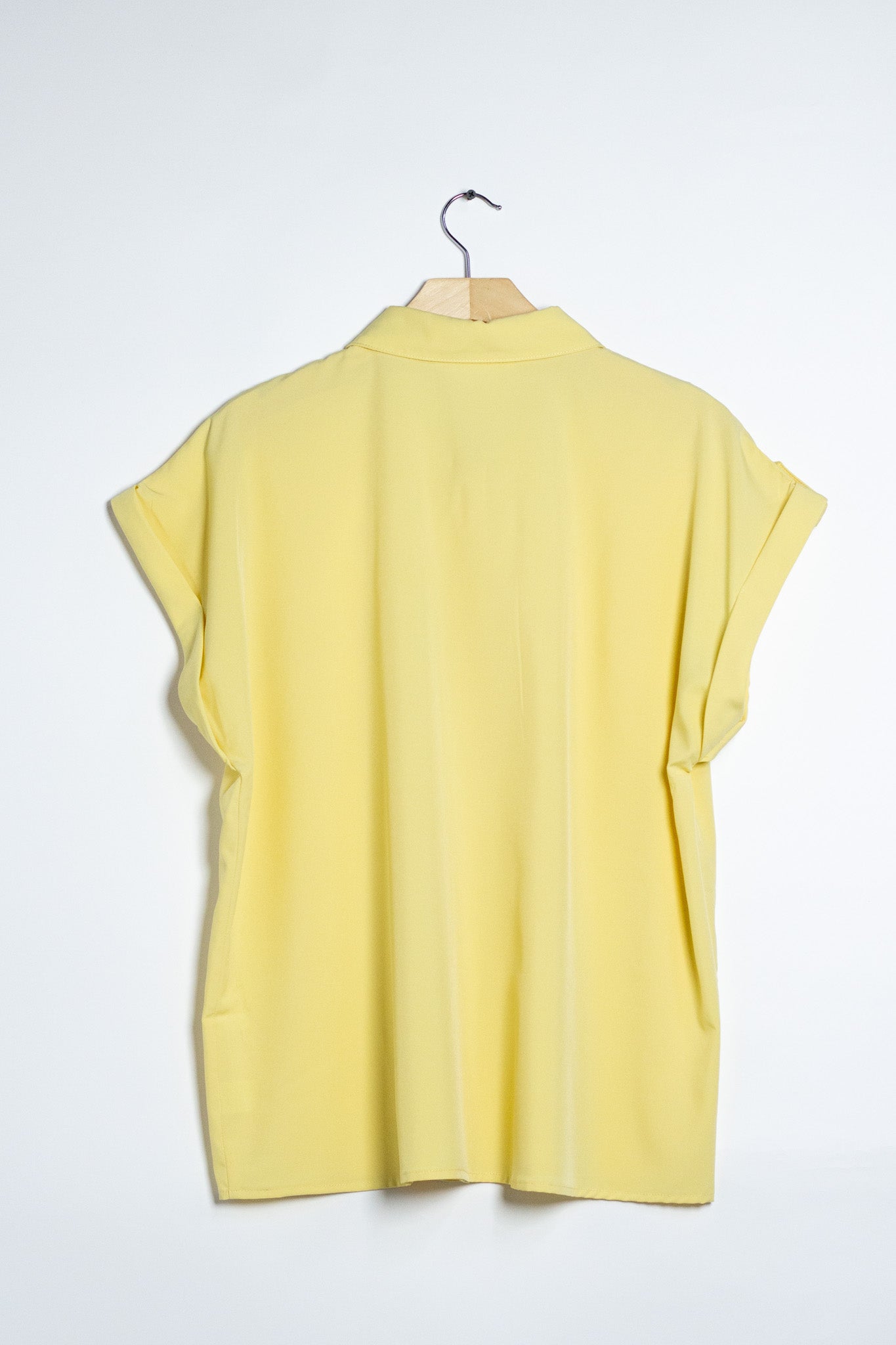 Camisa Curvy Lisa con Bolsa Amarilla - detalle