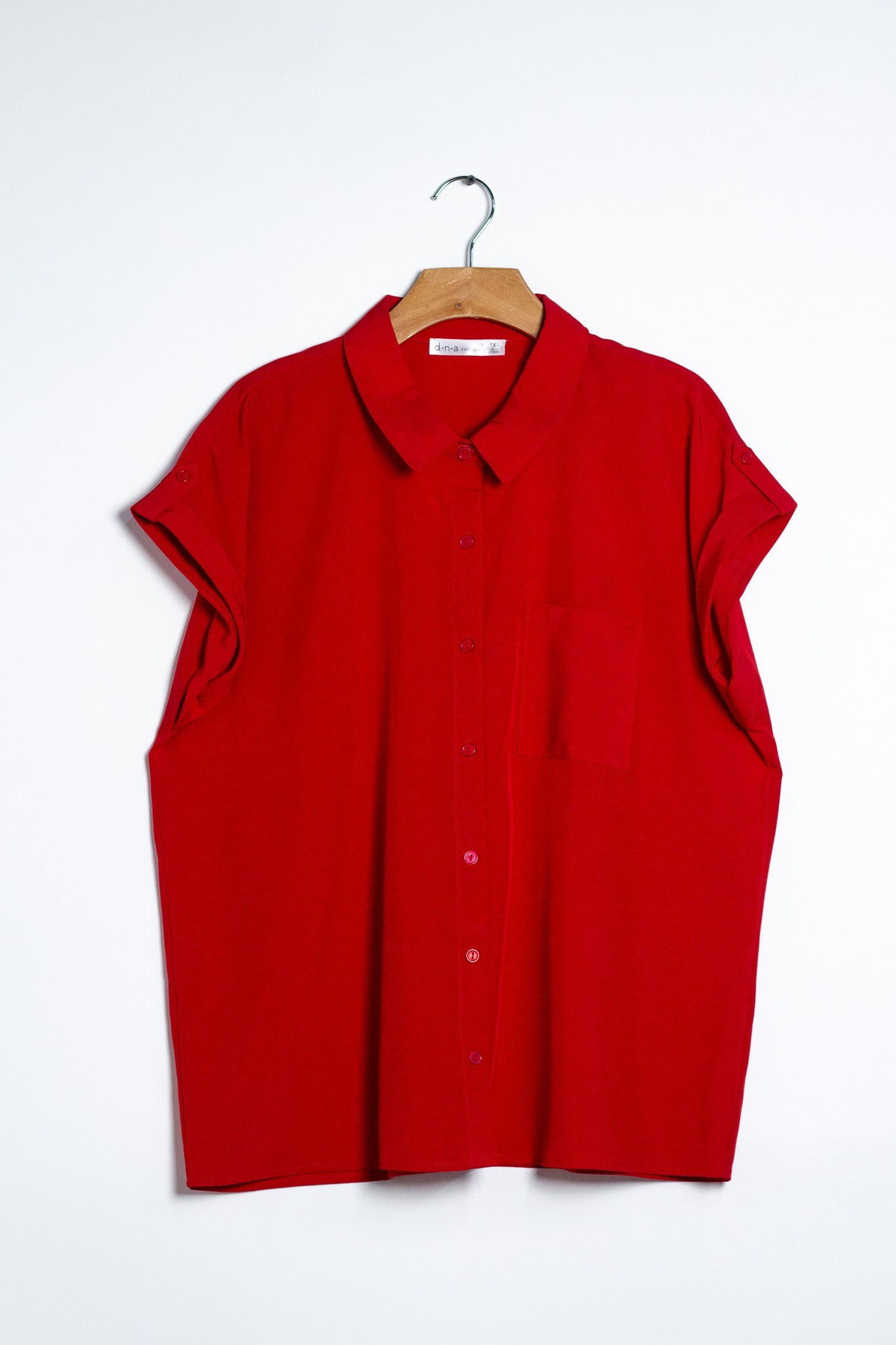 Camisa Curvy Lisa con Bolsa Roja - frente