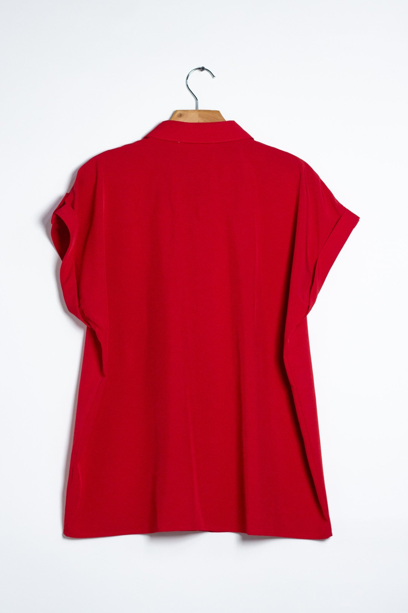 Camisa Curvy Lisa con Bolsa Roja - detalle