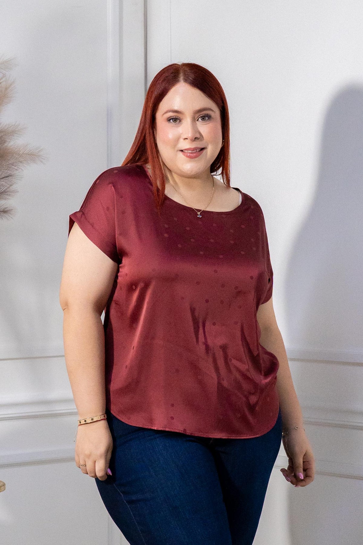 Blusa Curvy Satín Polka sobre Tono Tinto