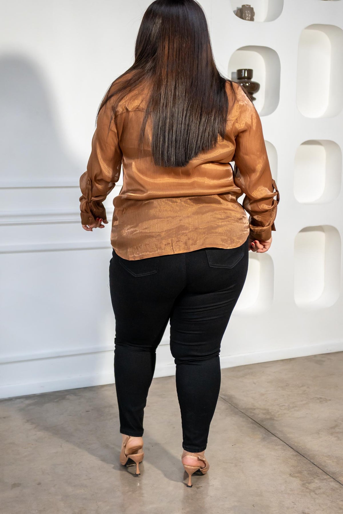 Camisa Curvy Satinada Brillo Manga Larga Café