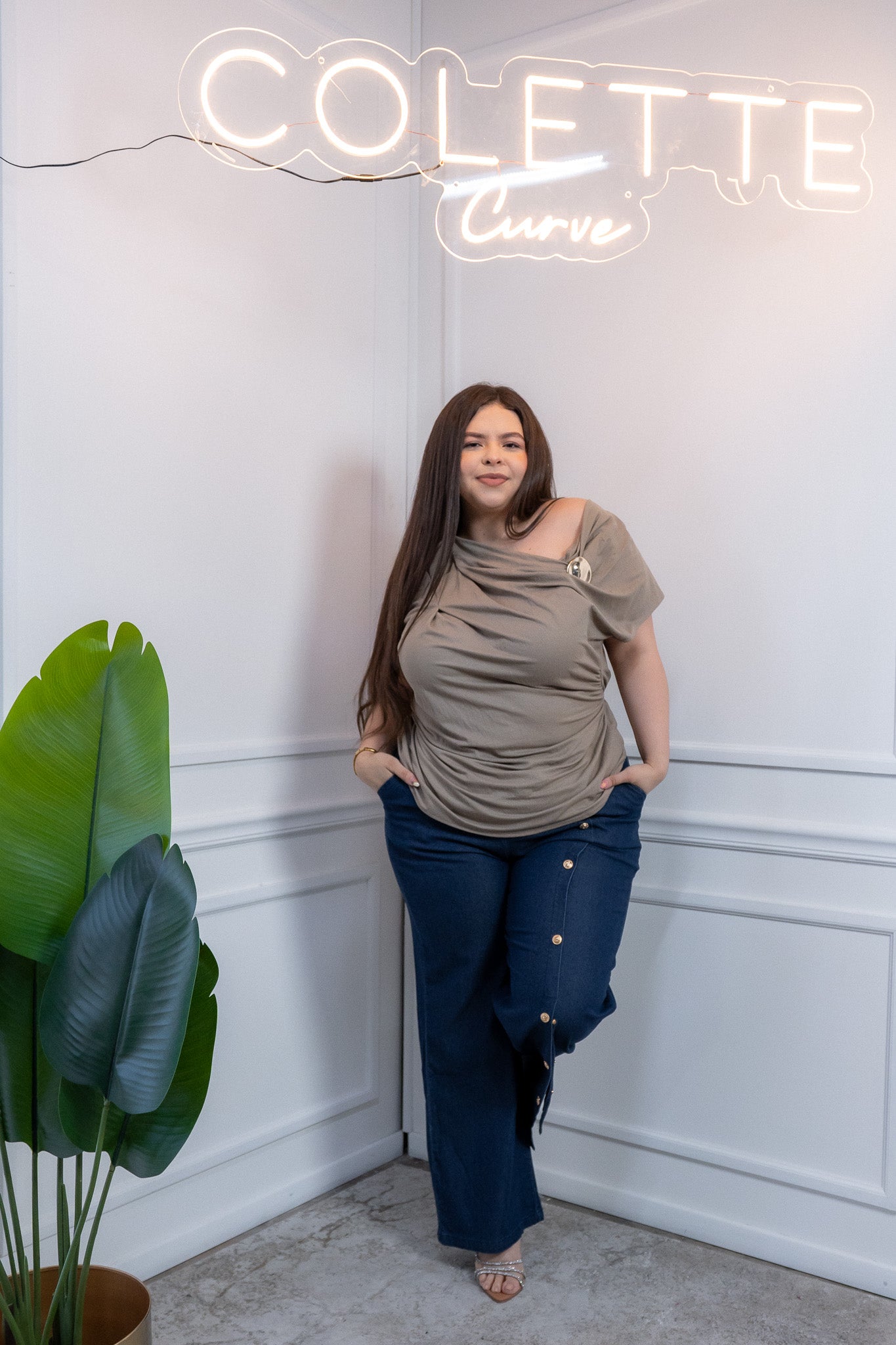 Blusa Curvy Cuello Asimétrico Olivo Versátil Oficina Brunch