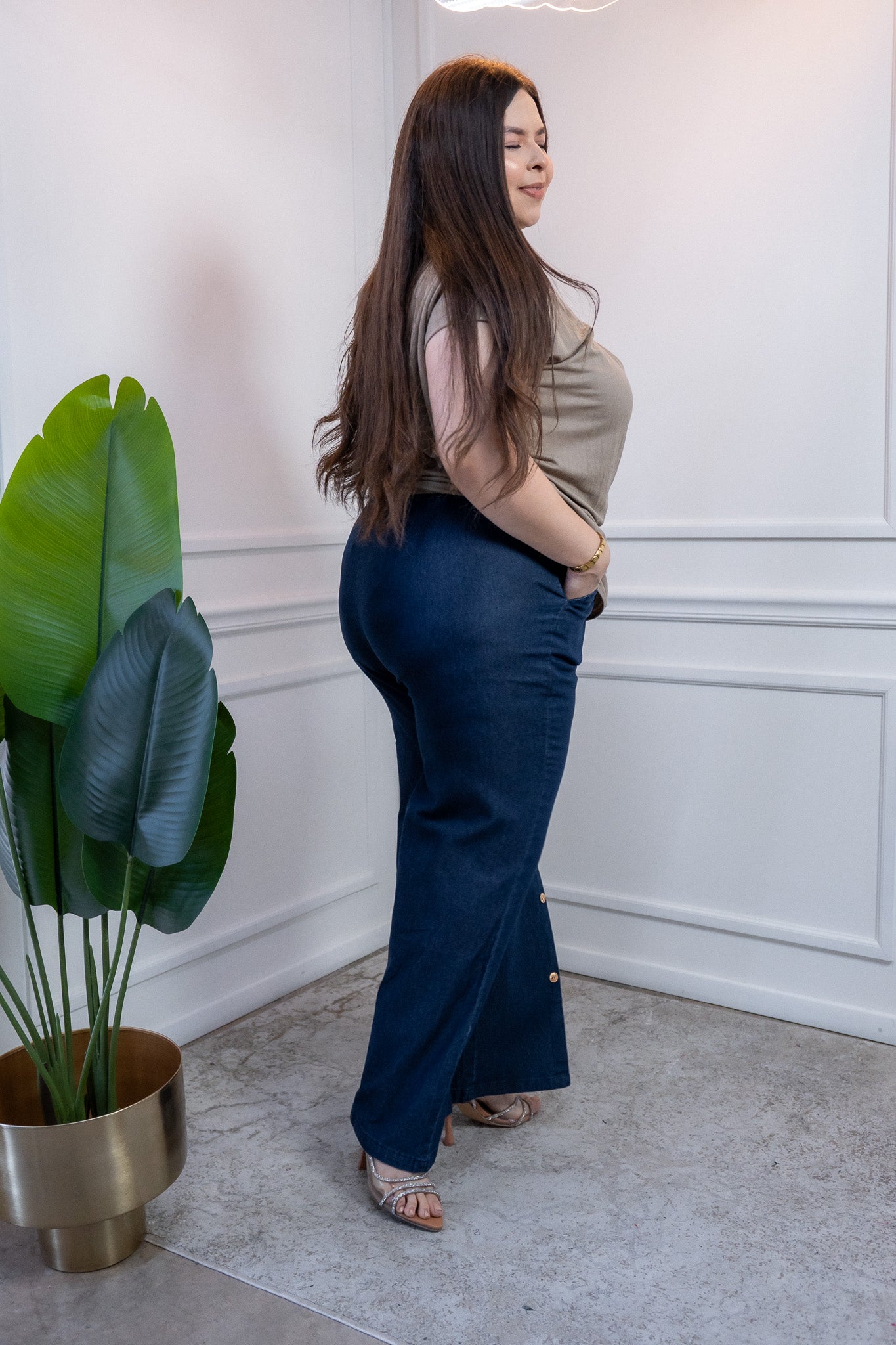 Pantalón Curvy Mezclilla Fluida con Botones Dorados Chic