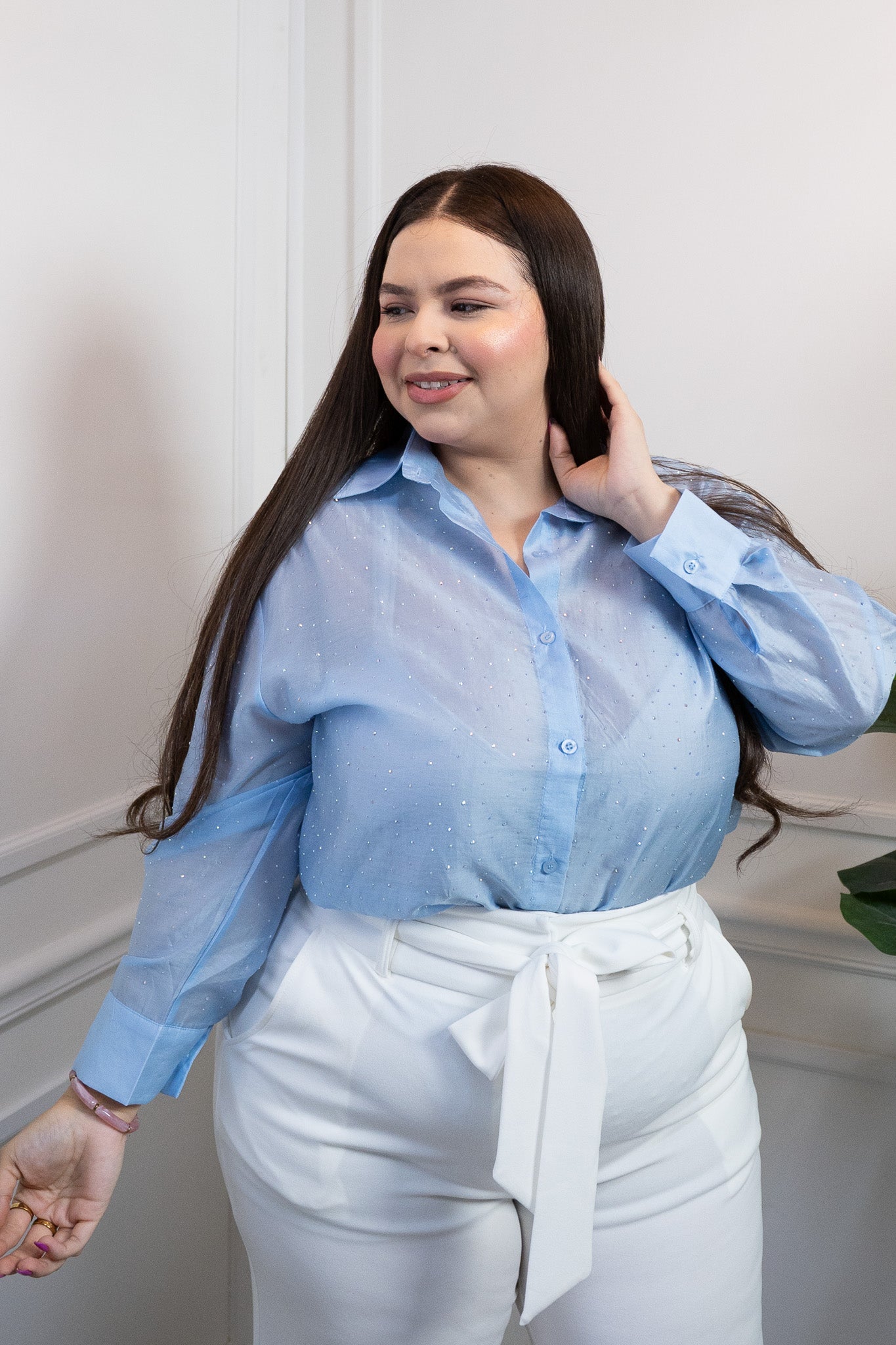 Camisa Curvy Azul con Destellos Sutiles Manga Larga Versátil