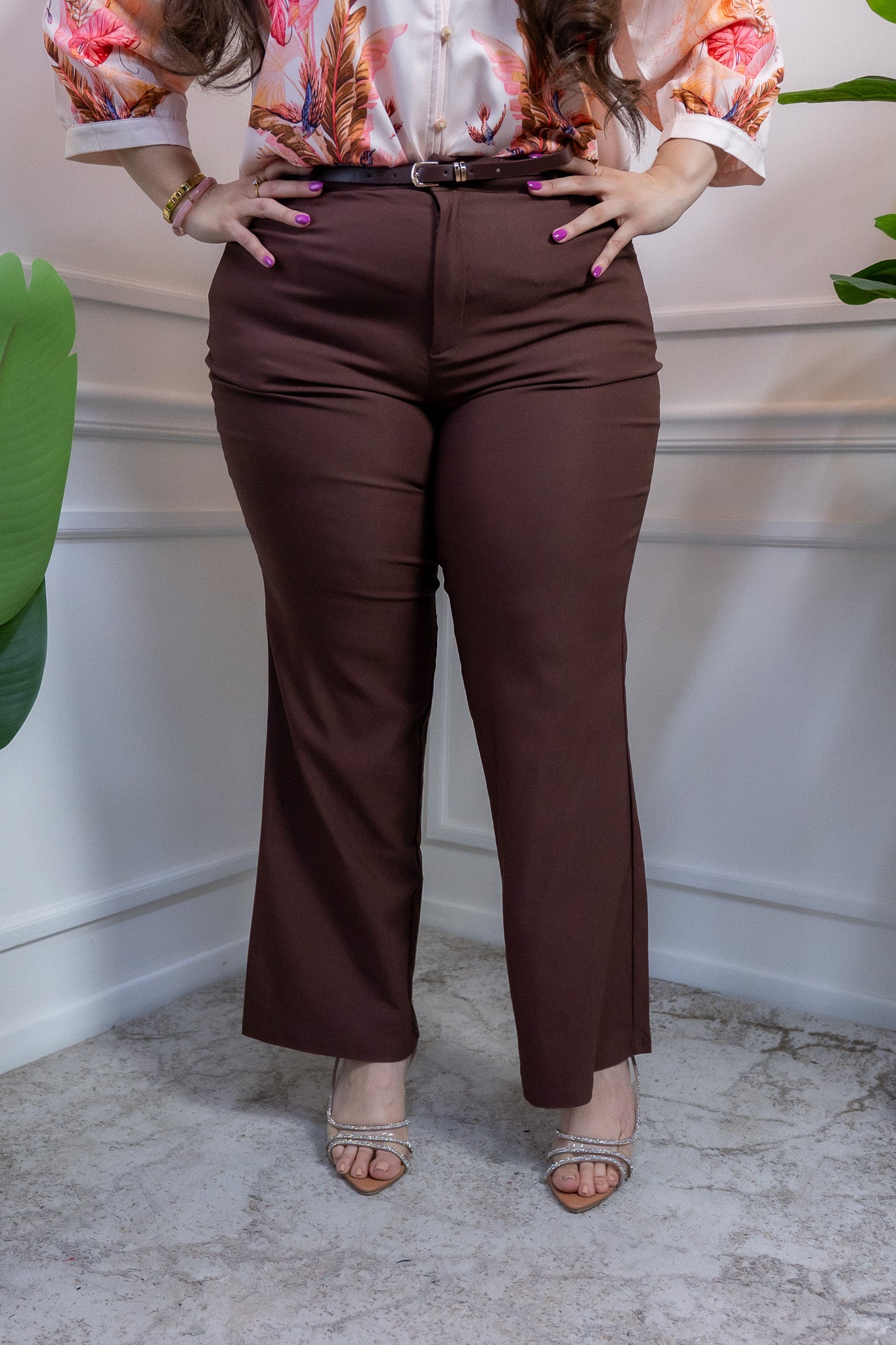Modelo curvy usando pantalón recto vestir café con cinto fino que realza glúteos, talla extra plus size