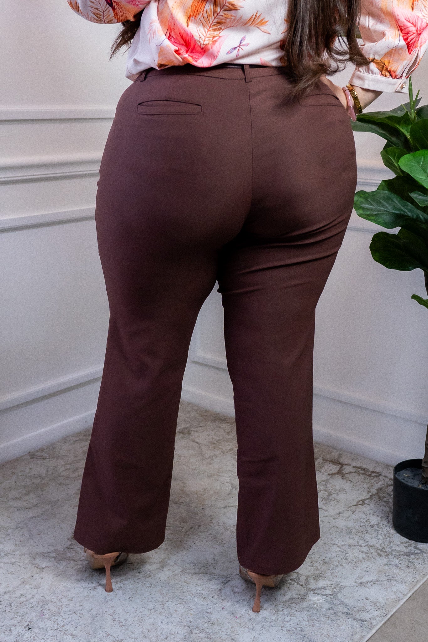 Pantalón Curvy Recto Vestir Café con Cinto Realza Glúteos