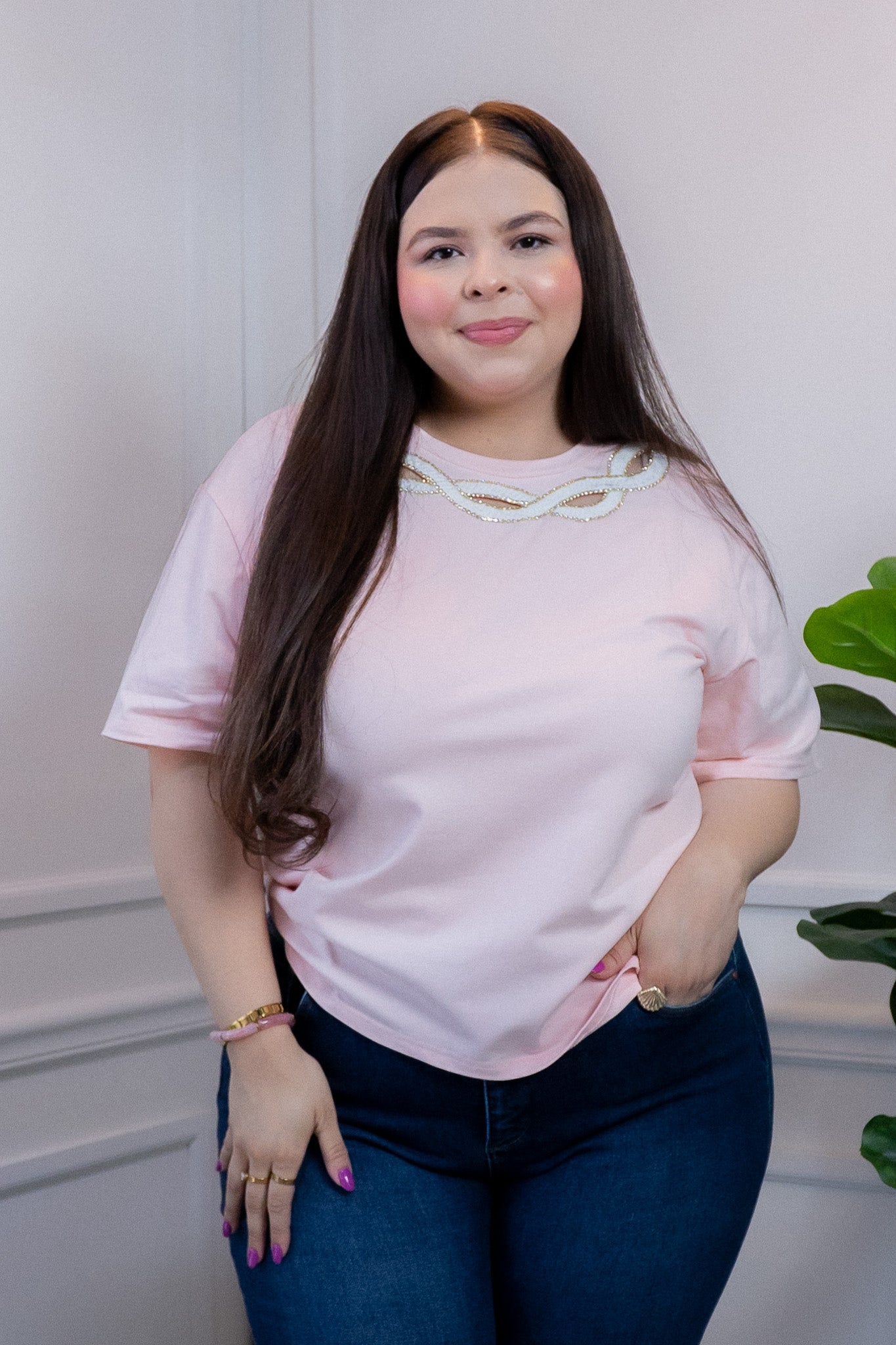 Modelo curvy usando blusa rosa con aplicación de piedras en el cuello, manga favorecedora, talla extra plus size