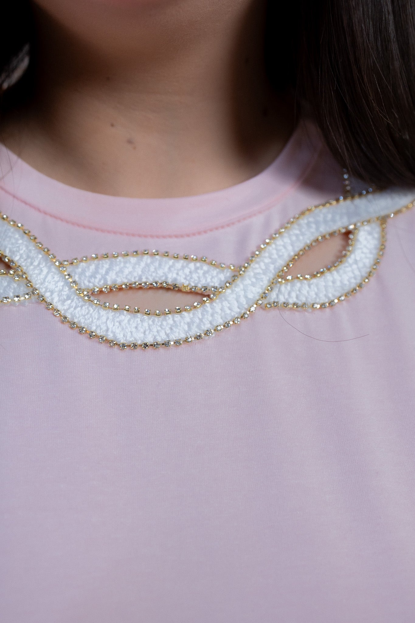 Blusa Curvy Rosa con Aplicación Piedras Cuello Favorecedora