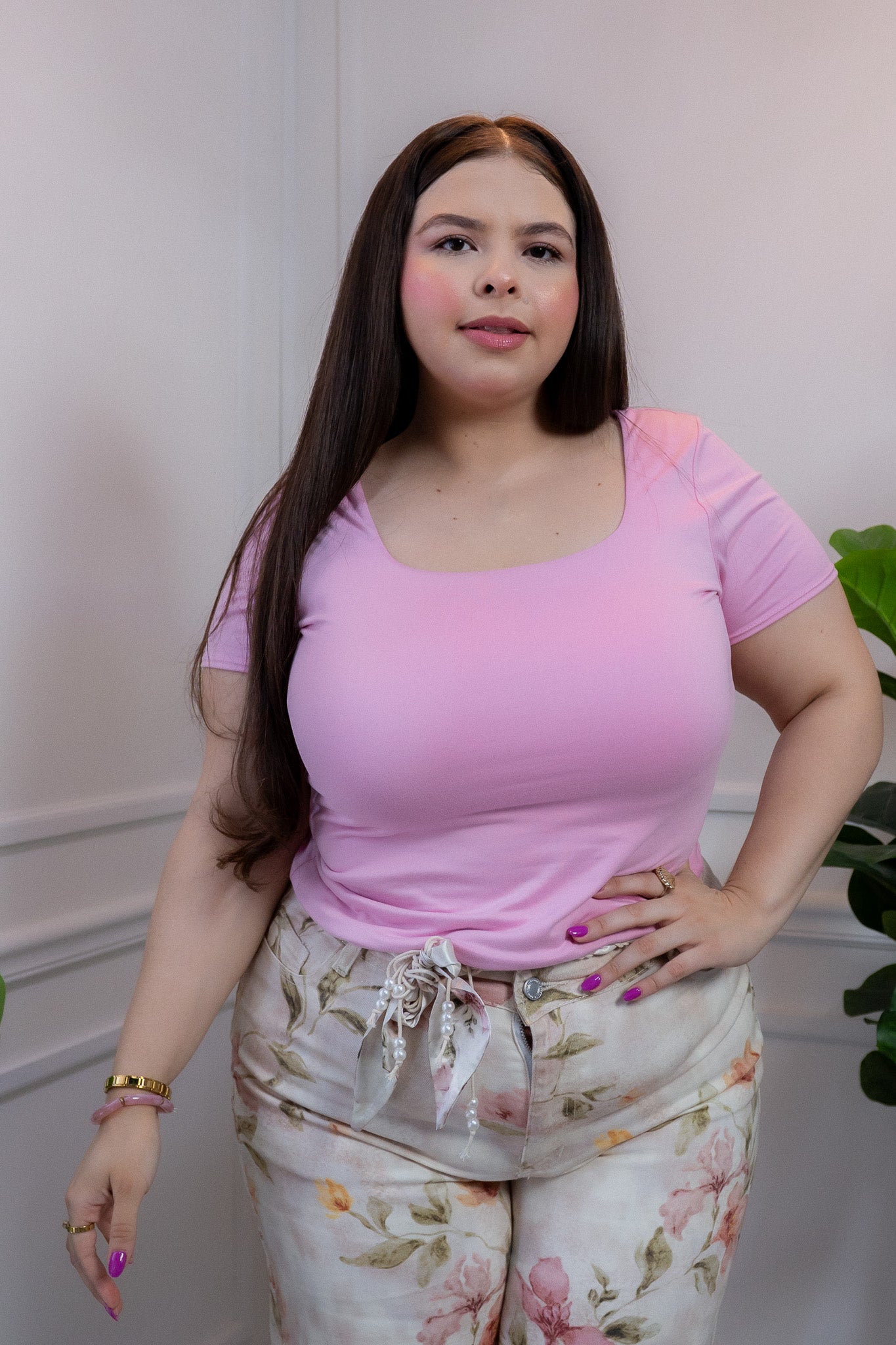Modelo plus size usando blusa básica de cuello cuadrado en algodón con stretch, talla extra