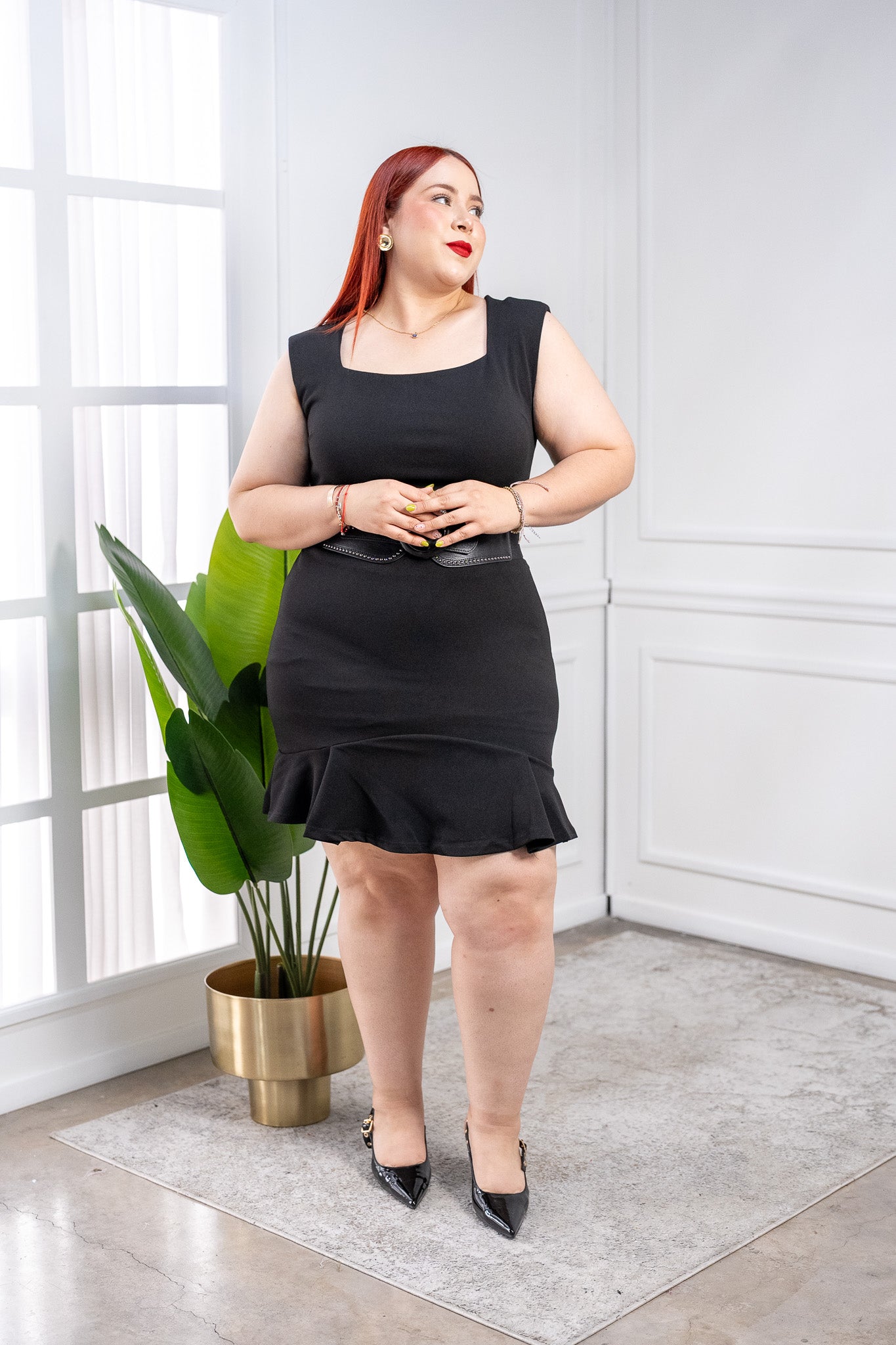 Vestido Curvy Negro Escote Cuadrado Volante Statement Eventos