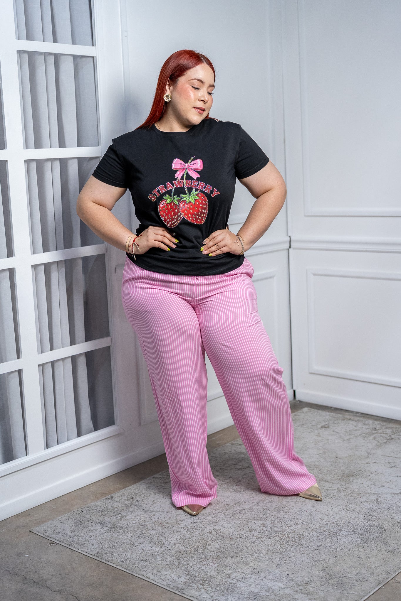 Playera Curvy Negra con Aplicación de Fresas en Pedrería