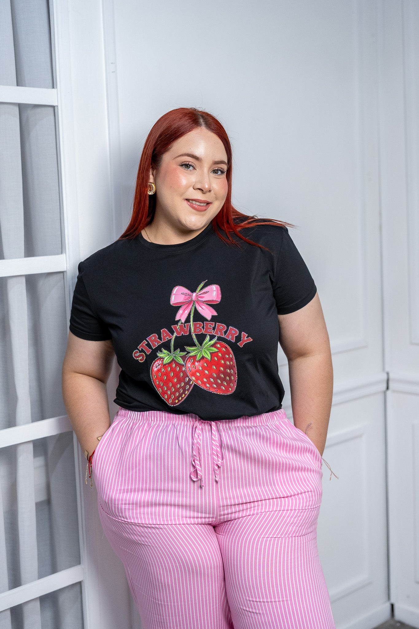Playera Curvy Negra con Aplicación de Fresas en Pedrería