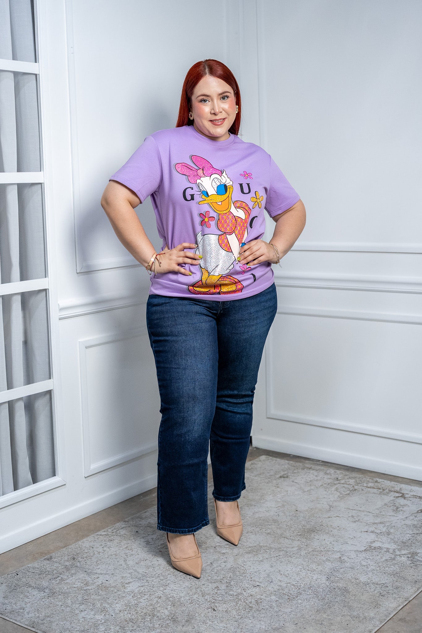 Playera Curvy Lila Daisy Duck con Pedrería Algodón Premium