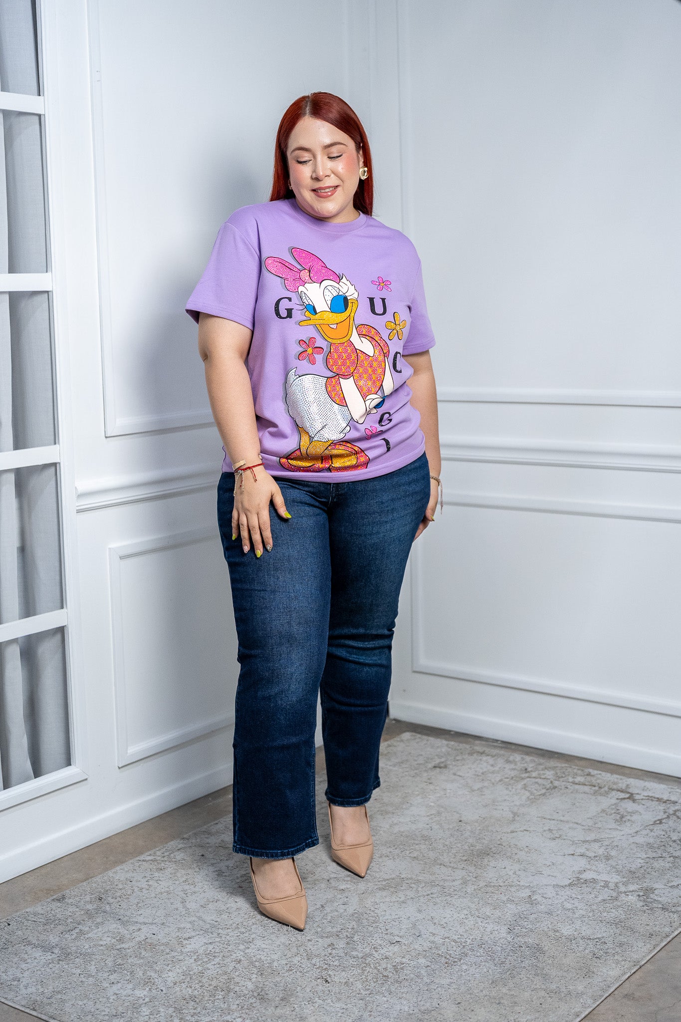 Playera Curvy Lila Daisy Duck con Pedrería Algodón Premium