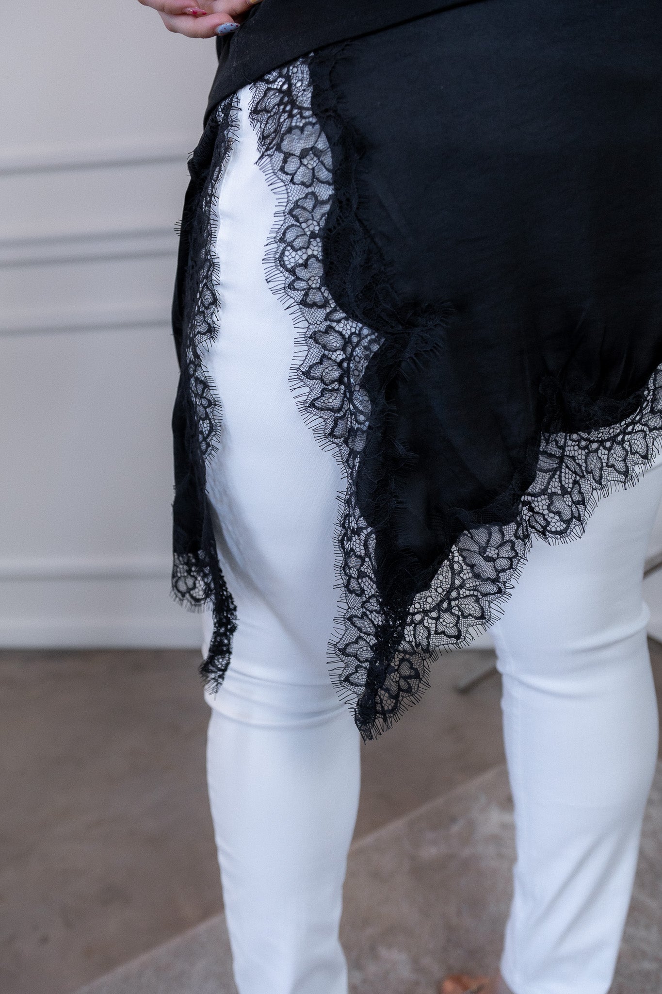 Blusa Curvy Algodón con Encaje Asimétrico Negro Casual Chic
