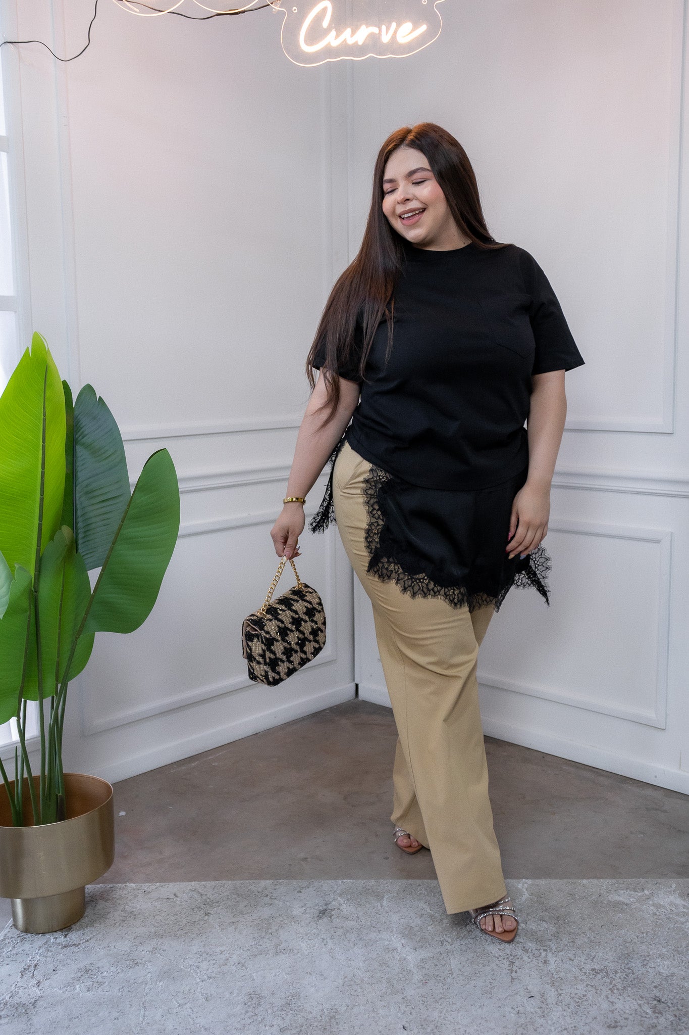 Blusa Curvy Algodón con Encaje Asimétrico Negro Casual Chic