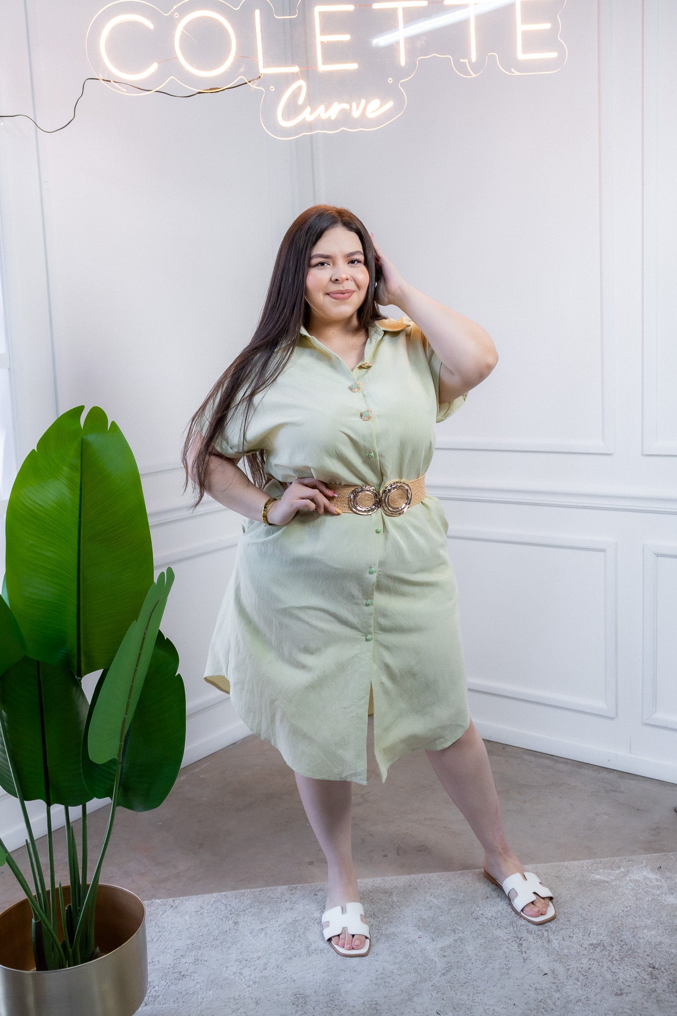 Modelo curvy usando vestido tipo camisa verde de algodón fresco, talla extra plus size